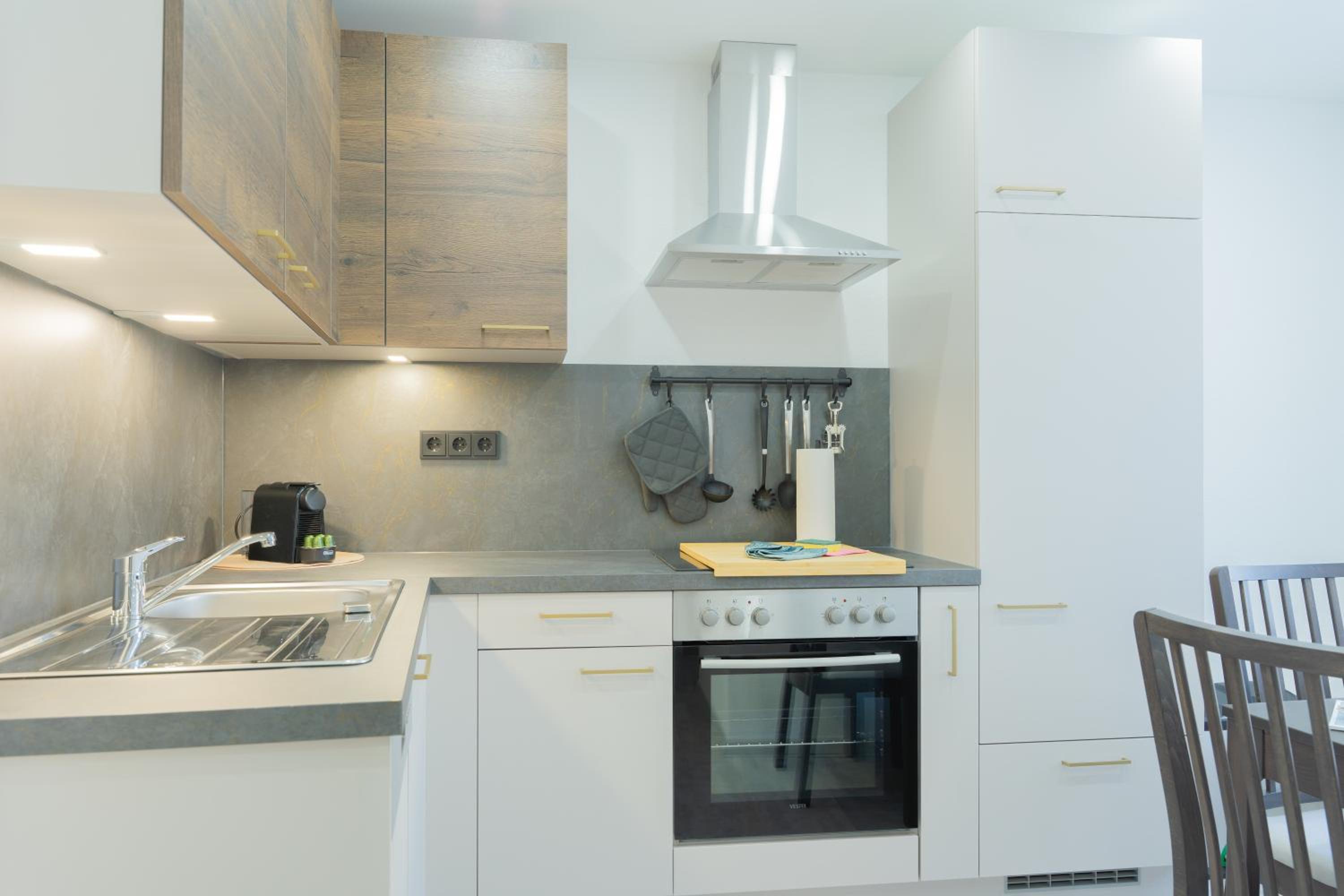 One-Bedroom Apartment with Balcony and Mountain View   photo 3