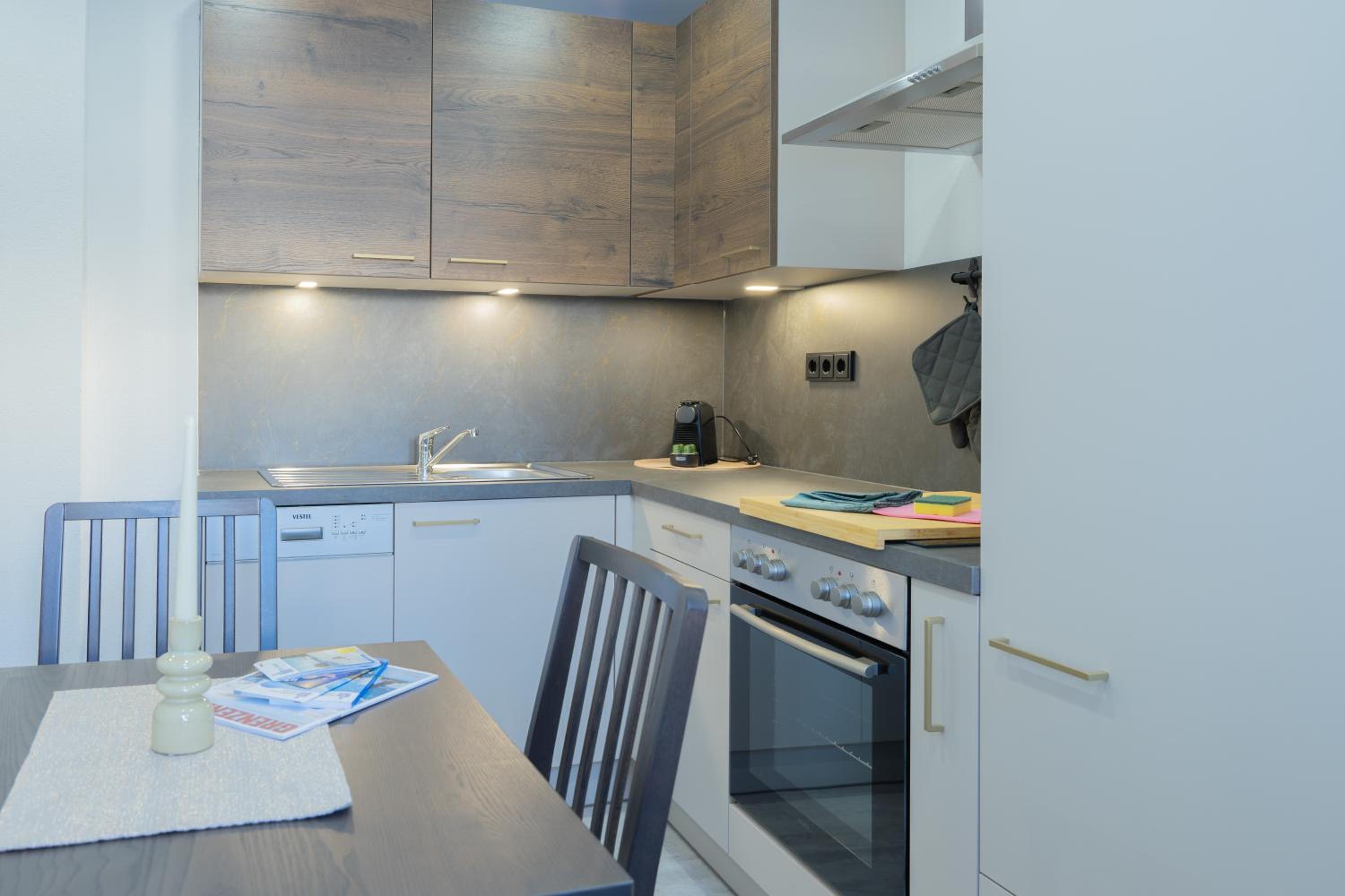 One-Bedroom Apartment with Balcony and Mountain View   photo 2