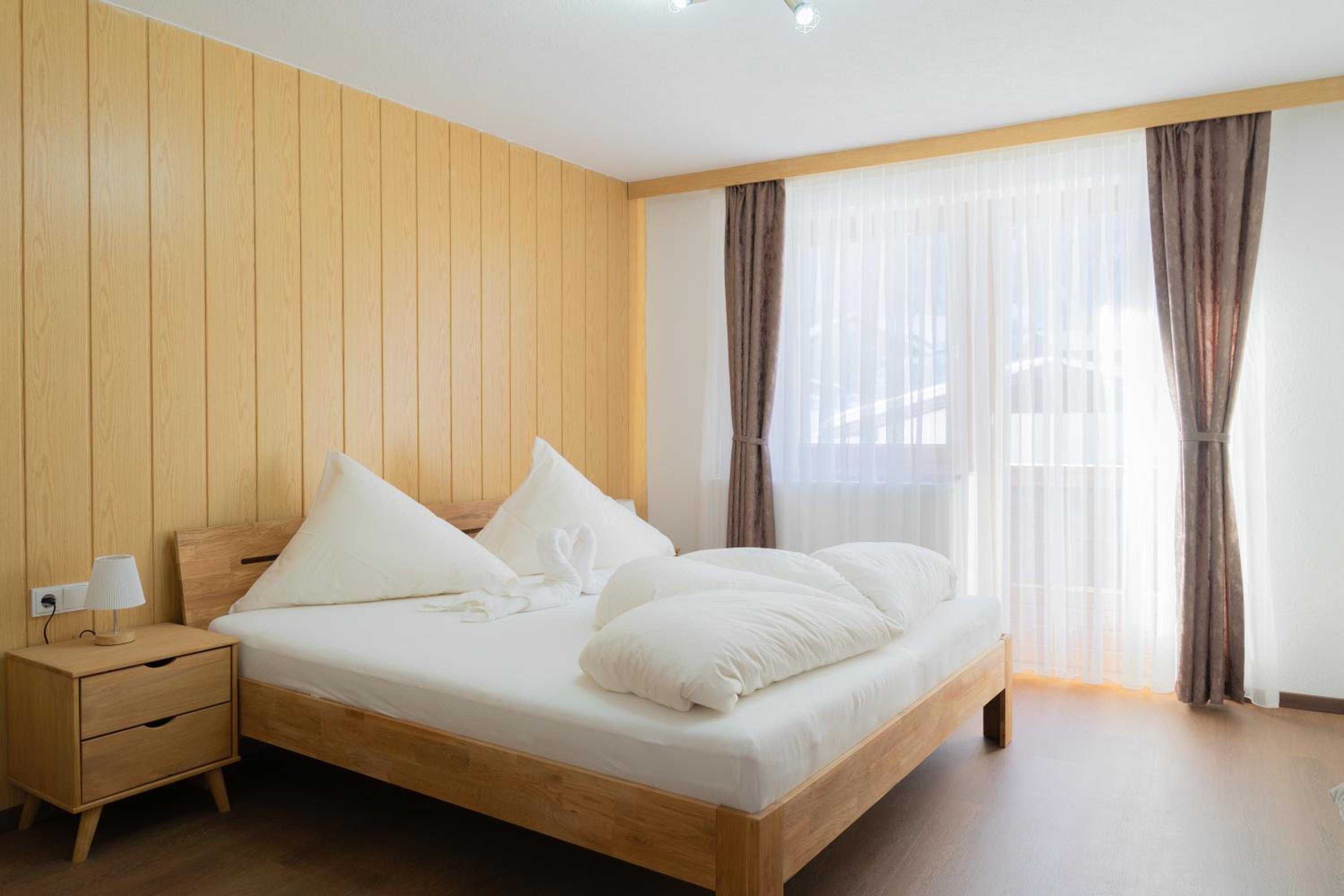 One-Bedroom Apartment with Balcony and Mountain View   photo 3