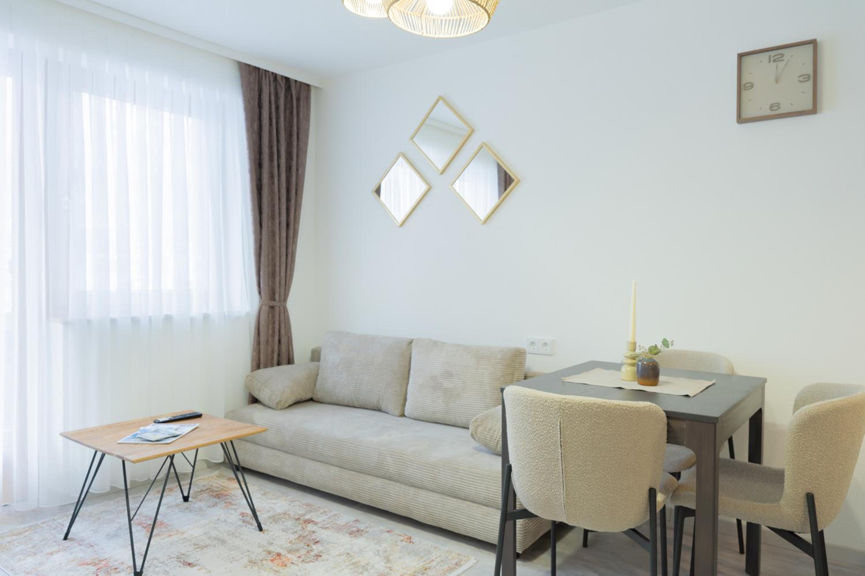 One-Bedroom Apartment with Balcony and Mountain View   photo 1