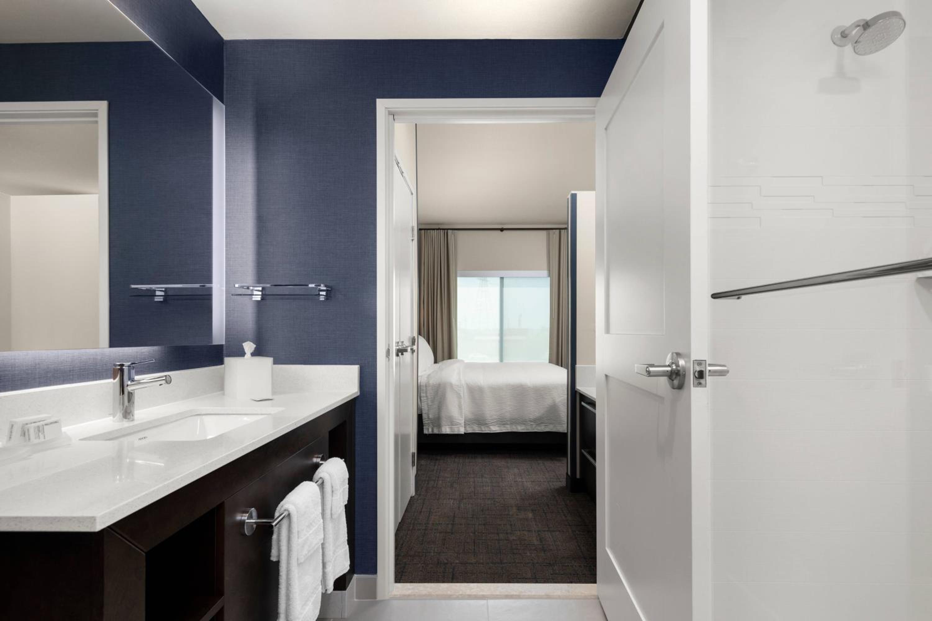 King Studio with Sofa Bed and Roll-in Shower - Mobility Accessible, photo 6