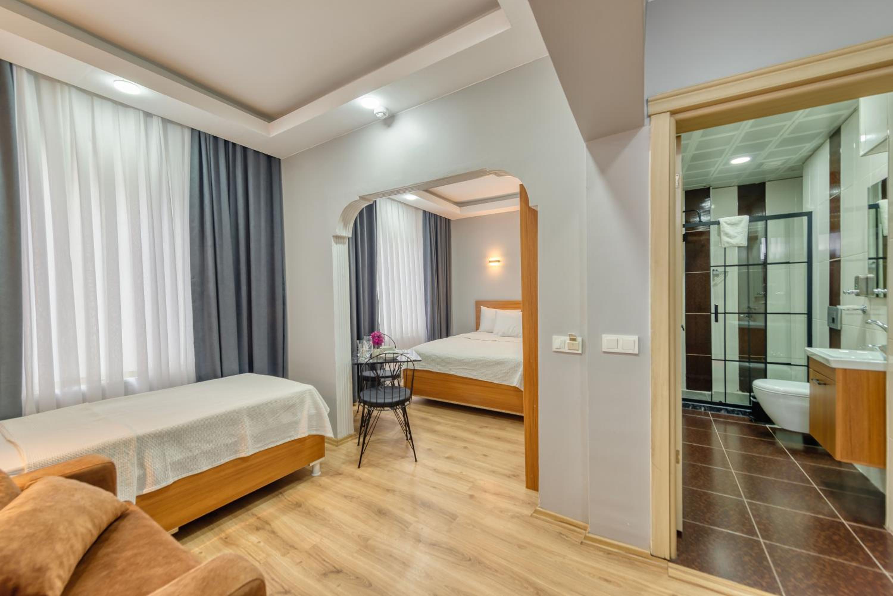 One-Bedroom Apartment with City View photo 2