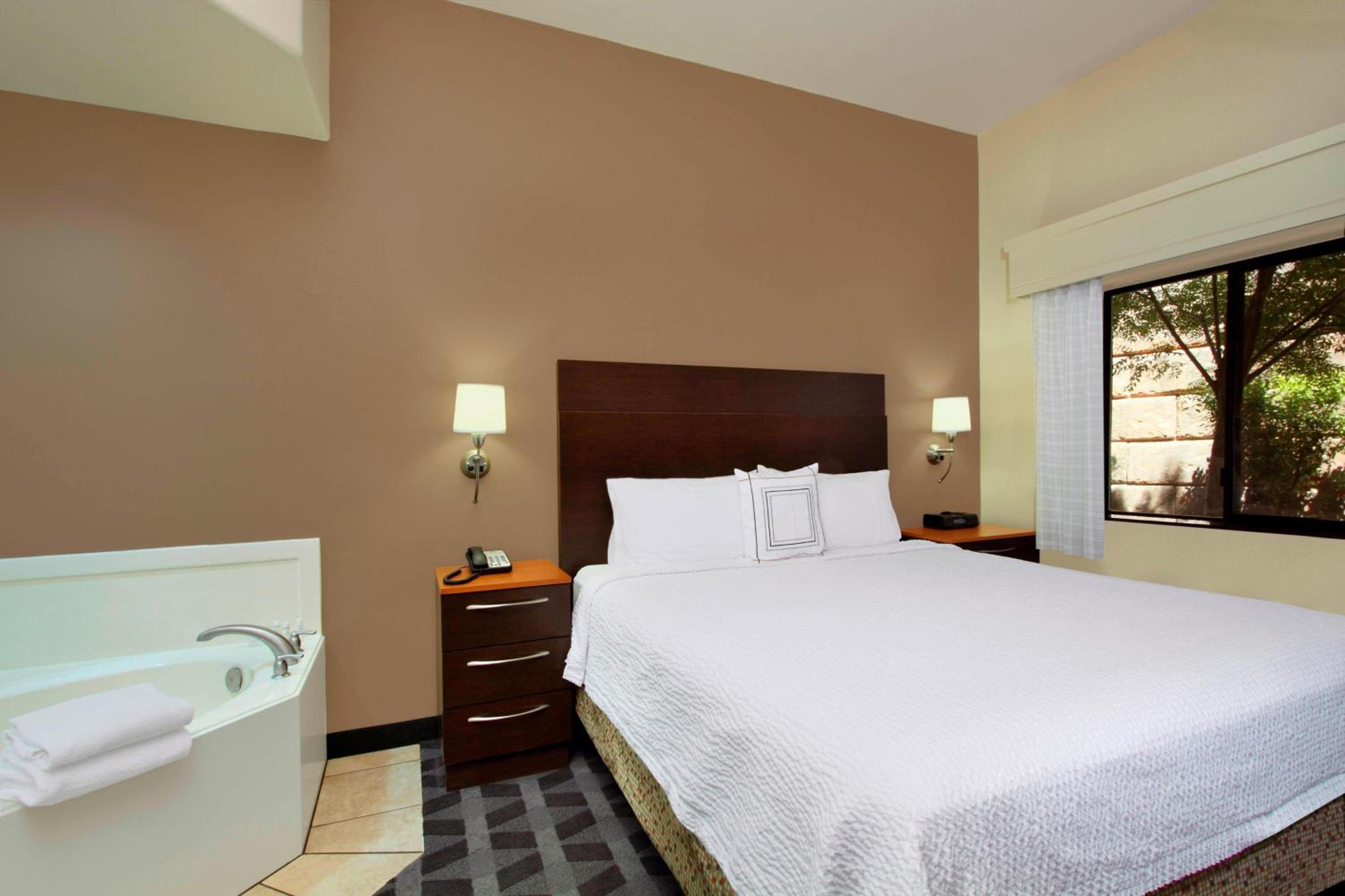 One-Bedroom King Suite with Sofa Bed and Adapted Tub - Mobility and Hearing Accessible photo 2