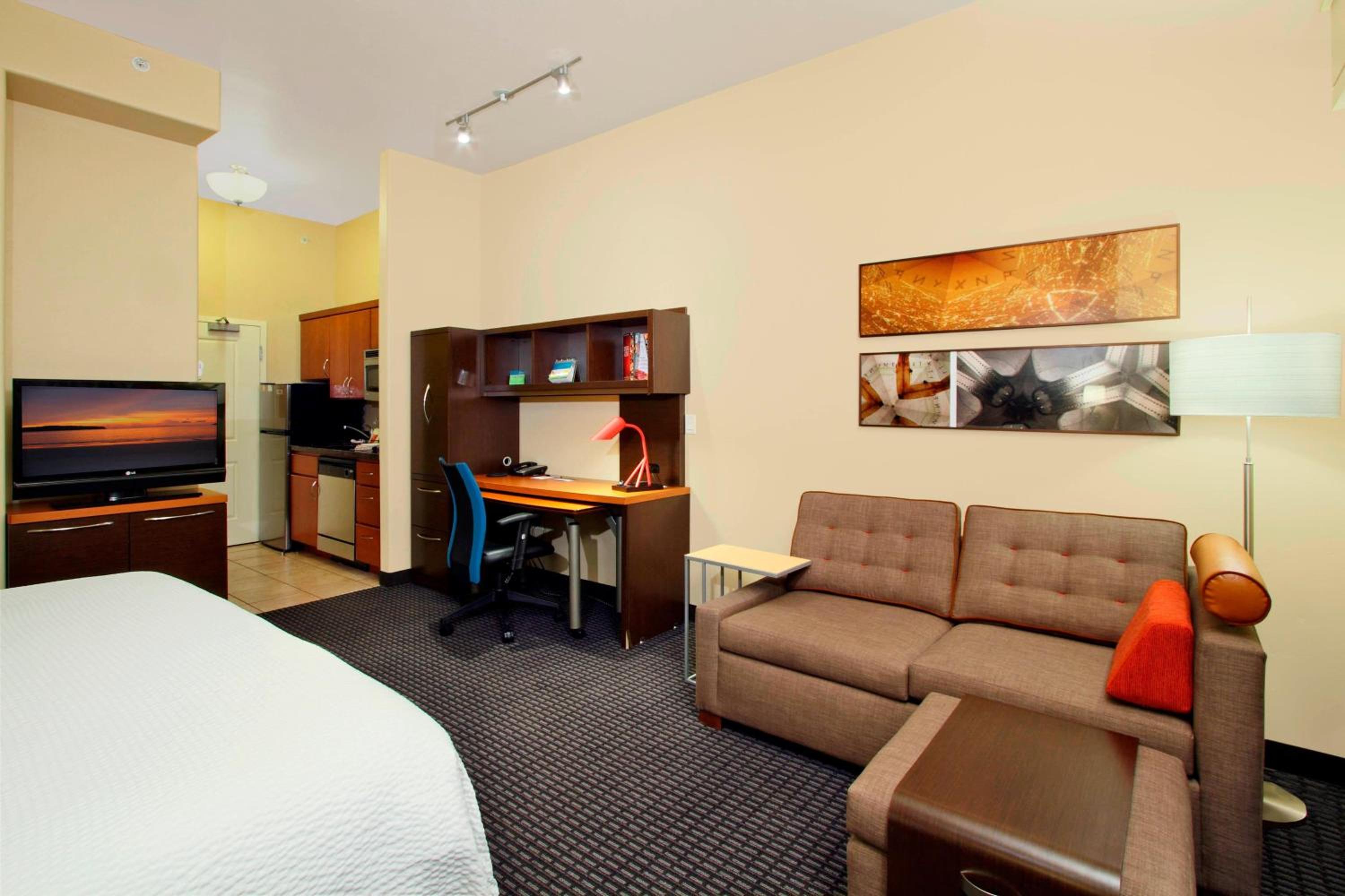 King Studio with Sofa Bed - Hearing Accessible photo 2