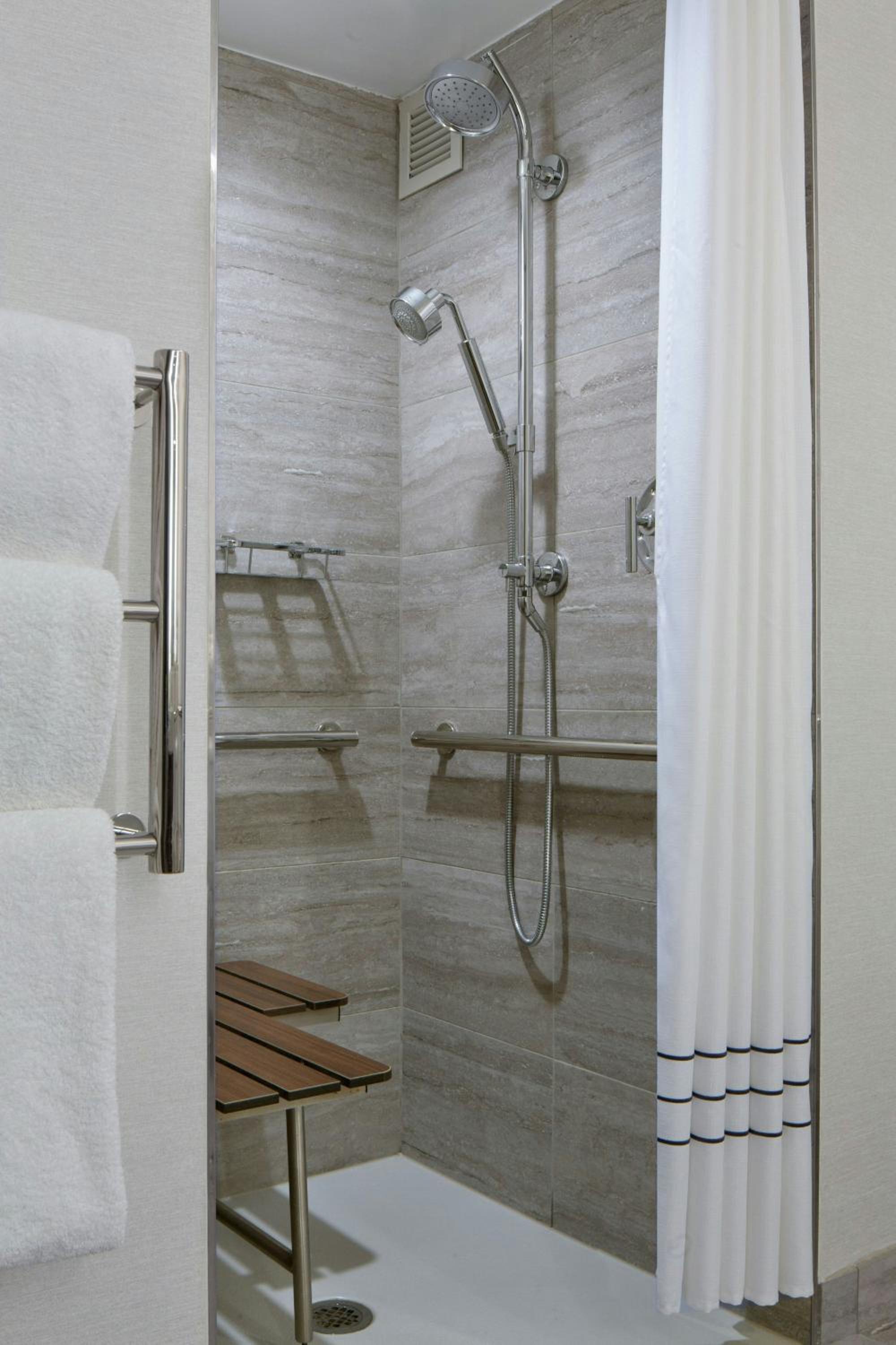 Standard King Room - Photo 7