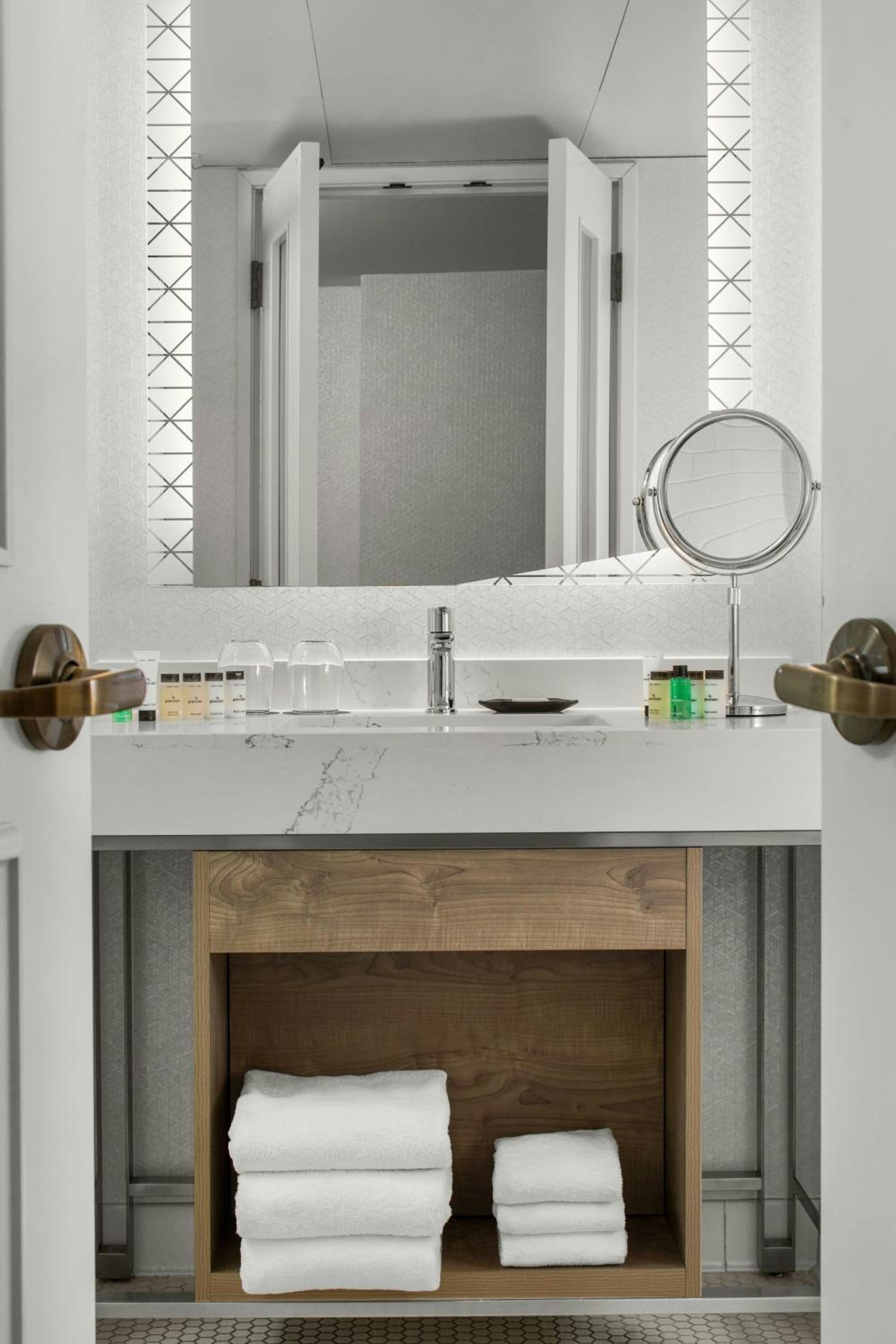 Traditional King Room with Adapted Tub - Mobility Accessible