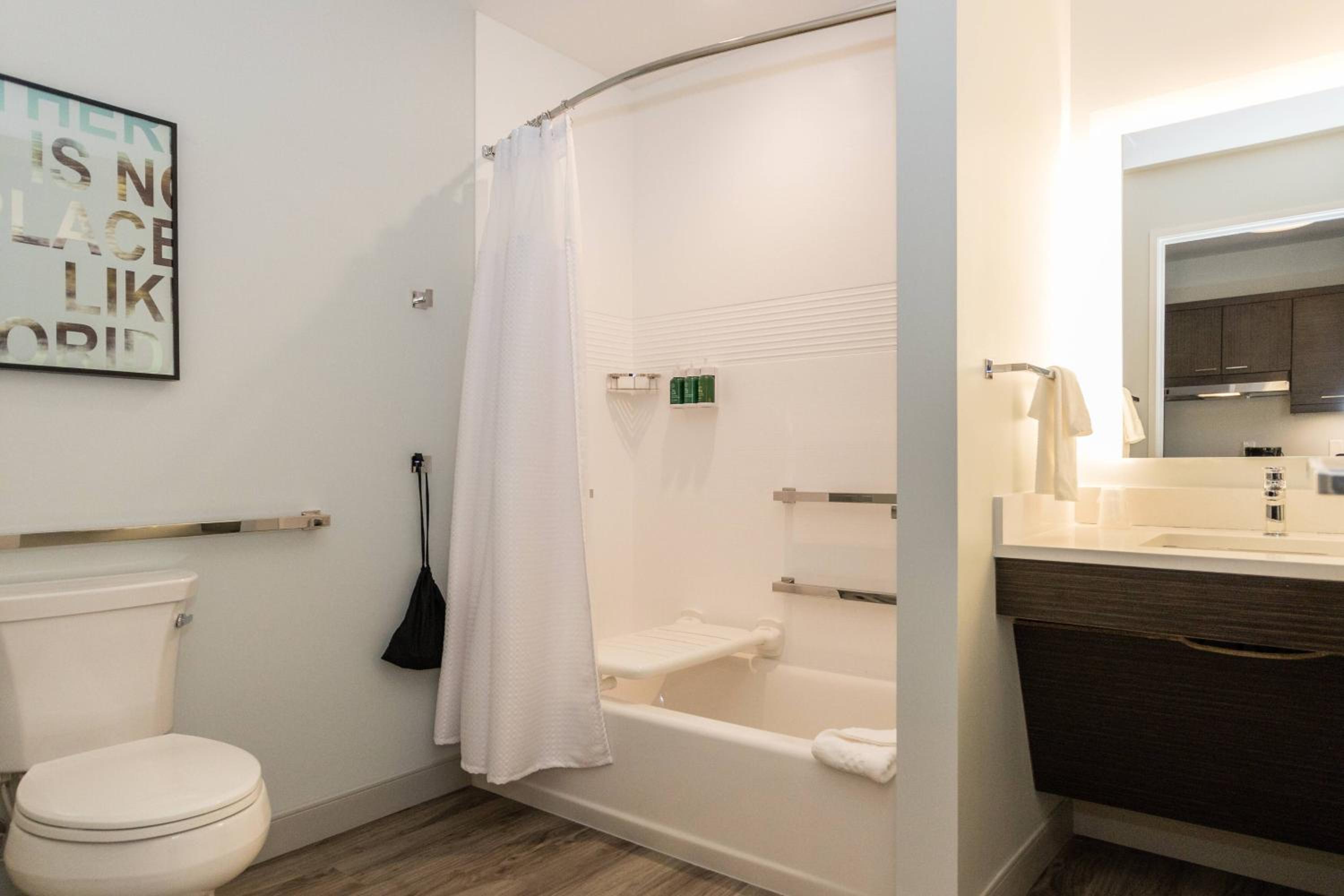 King Studio with Sofa Bed and Adapted Tub - Mobility Accessible - Photo 5
