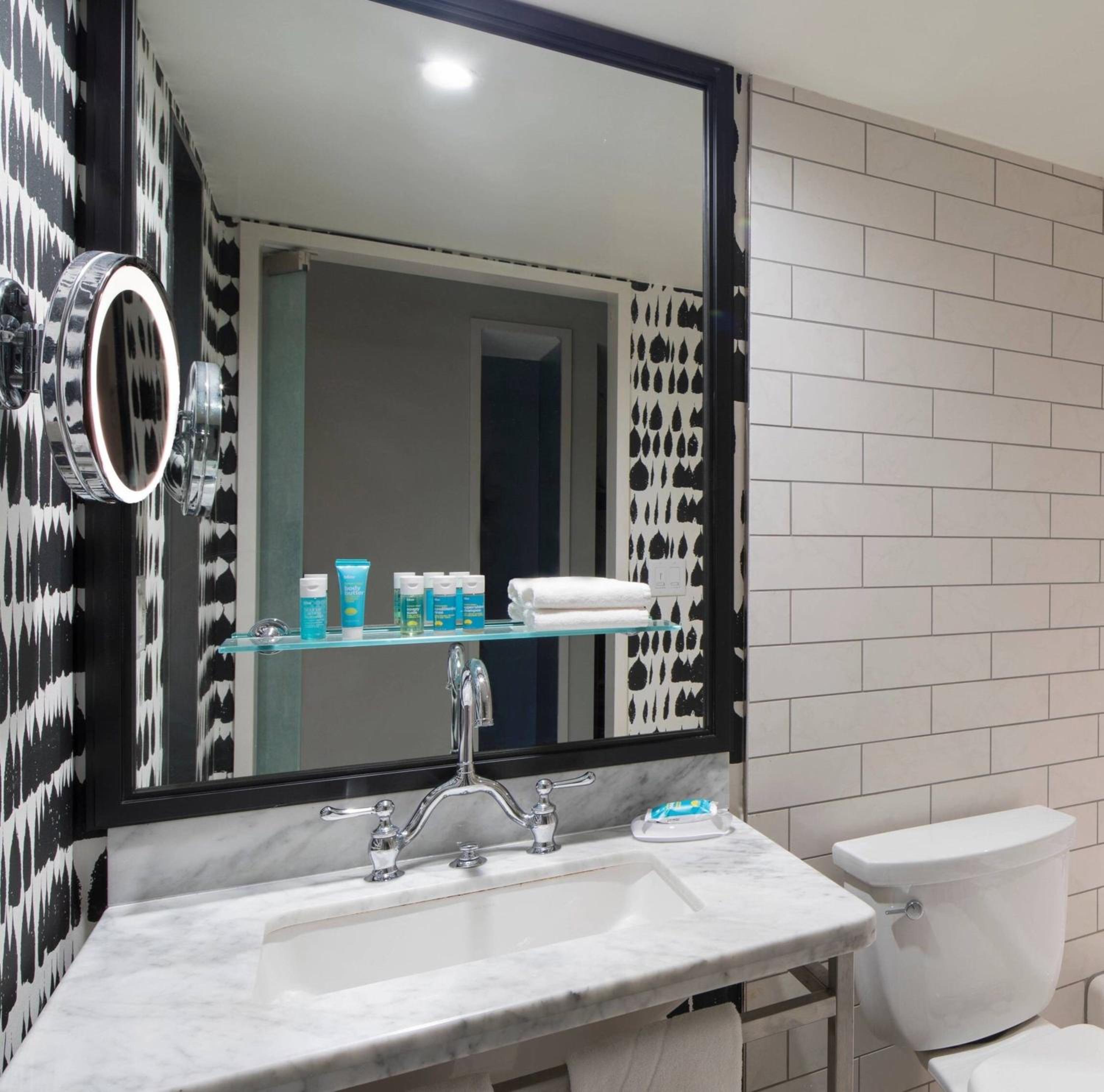Classic King Room - Mobility Accessible with Roll-in Shower photo 2
