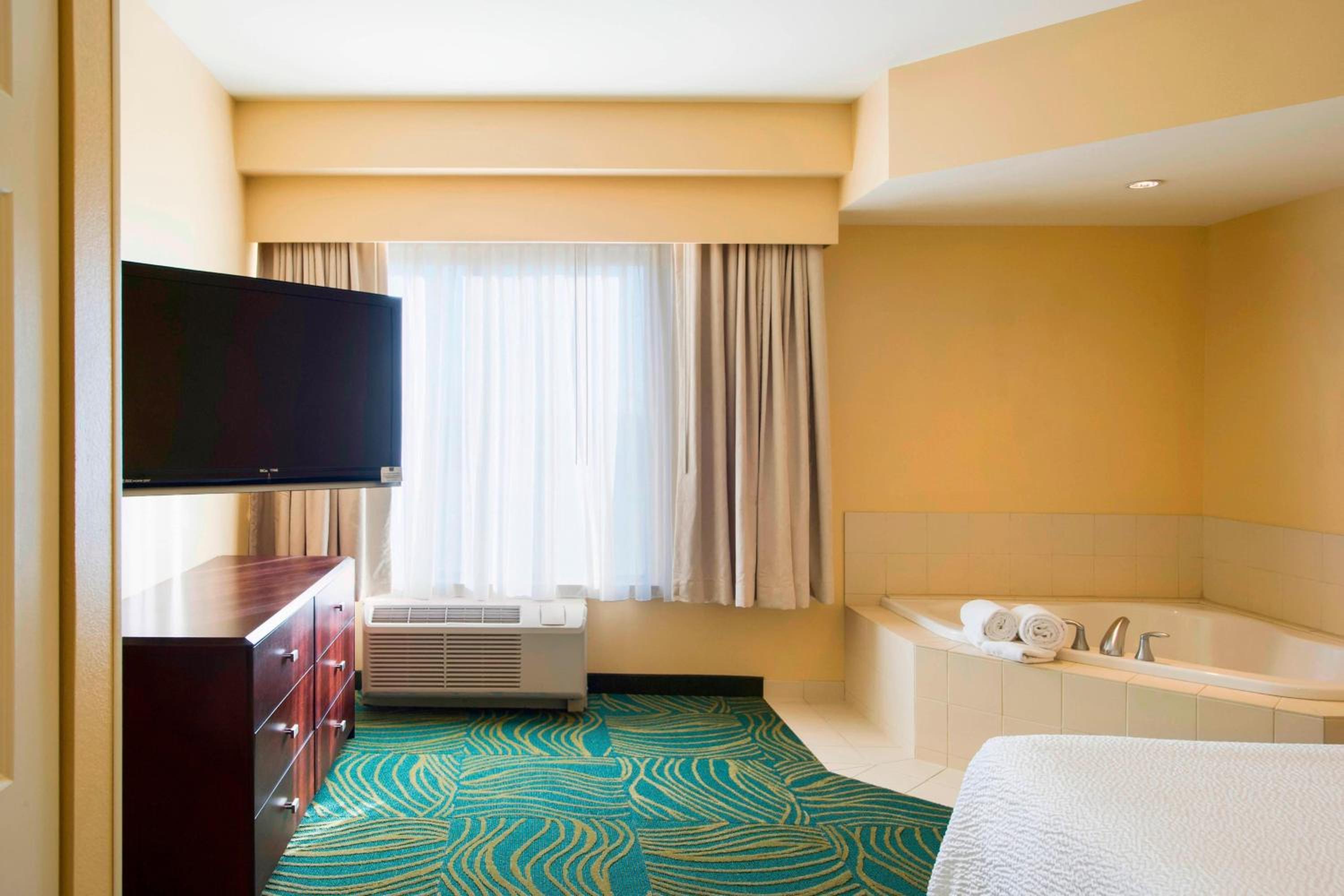 King Suite with Specialty Bathtub and Sofa Bed - Photo 2