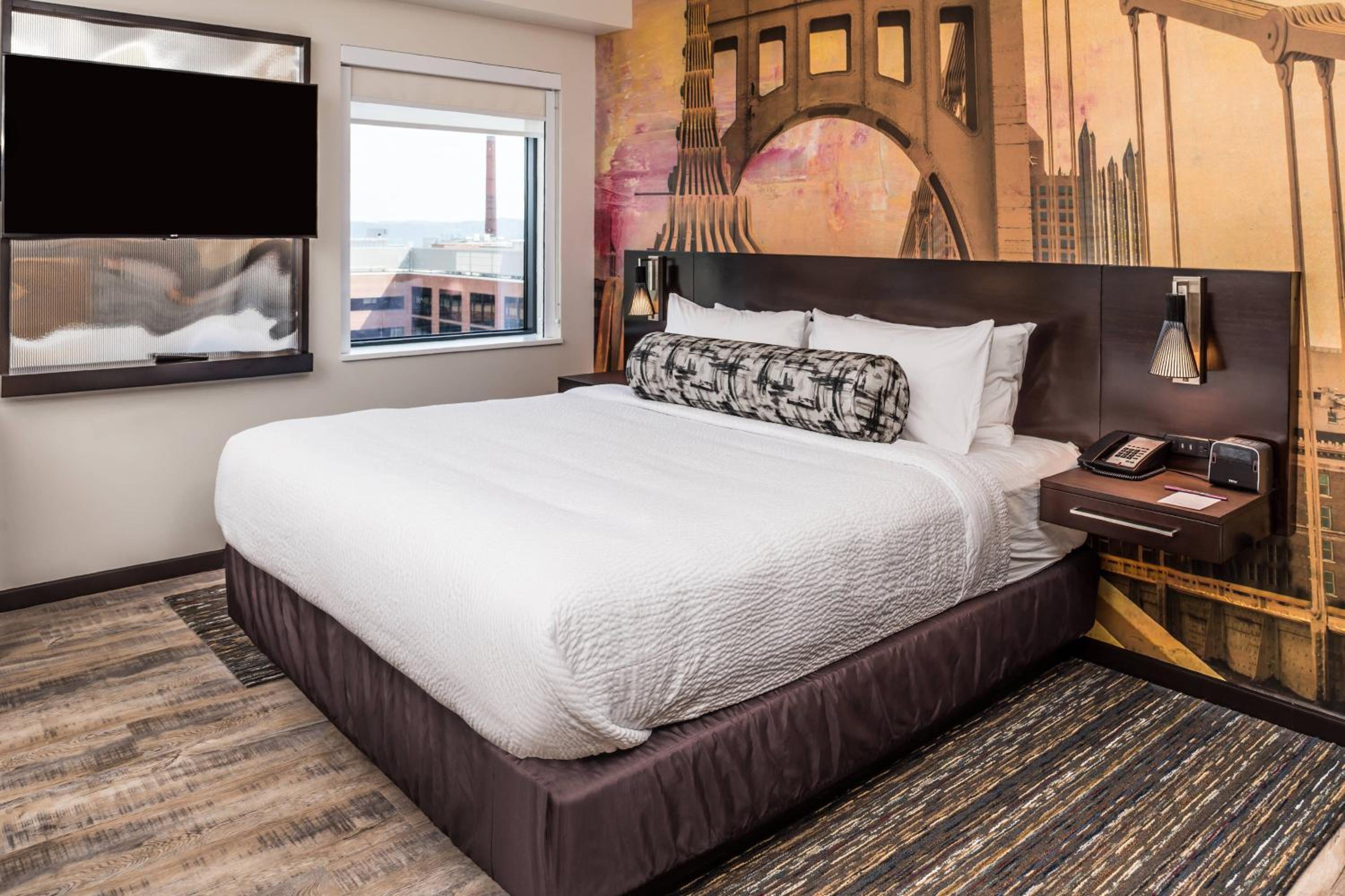 King Studio with Sofa Bed and Transfer Shower - Mobility and Hearing Accessible photo 3