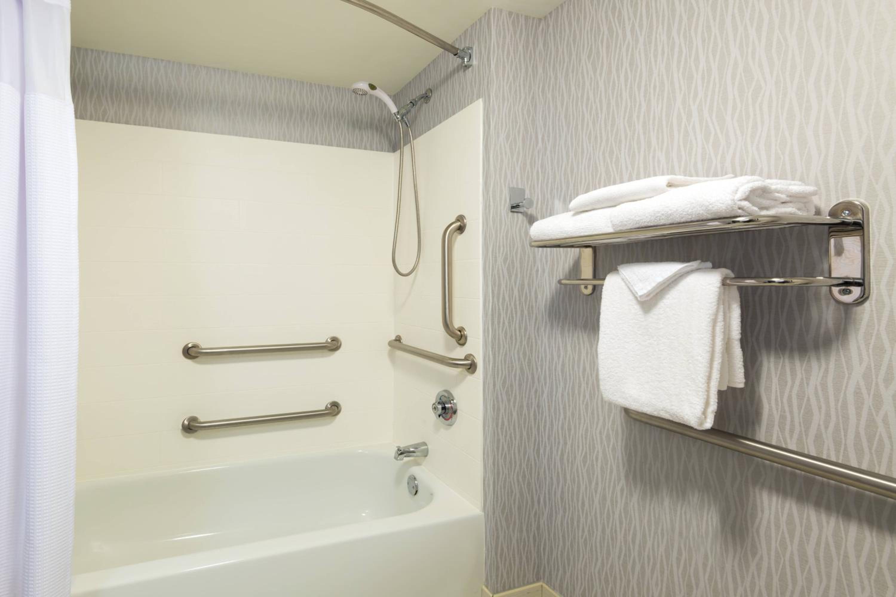 Queen Room with Two Queen Beds - Hearing Accessible - Photo 4