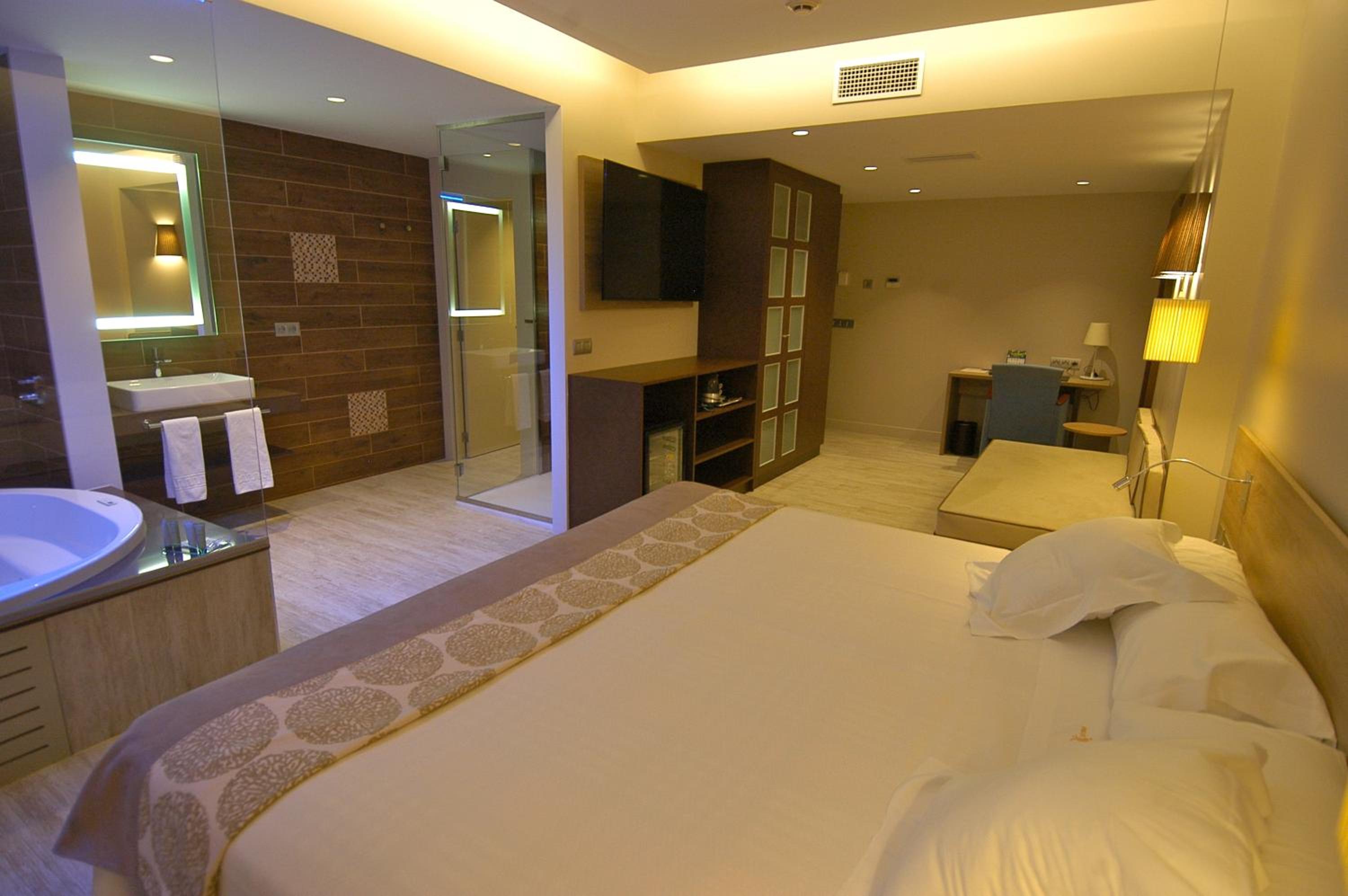 Suite with Hot Tub Cabernet  - Photo 1