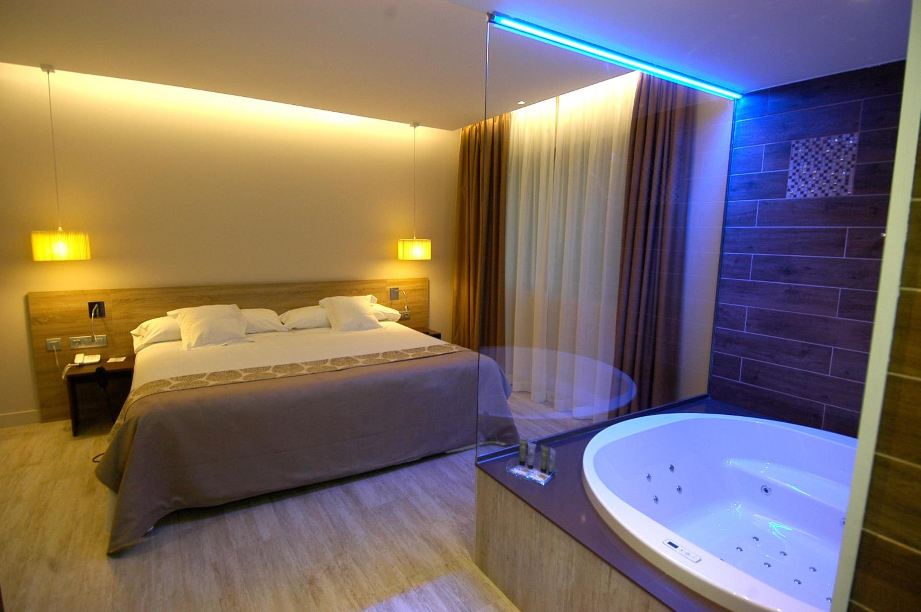 Suite with Hot Tub Cabernet  - Photo 4