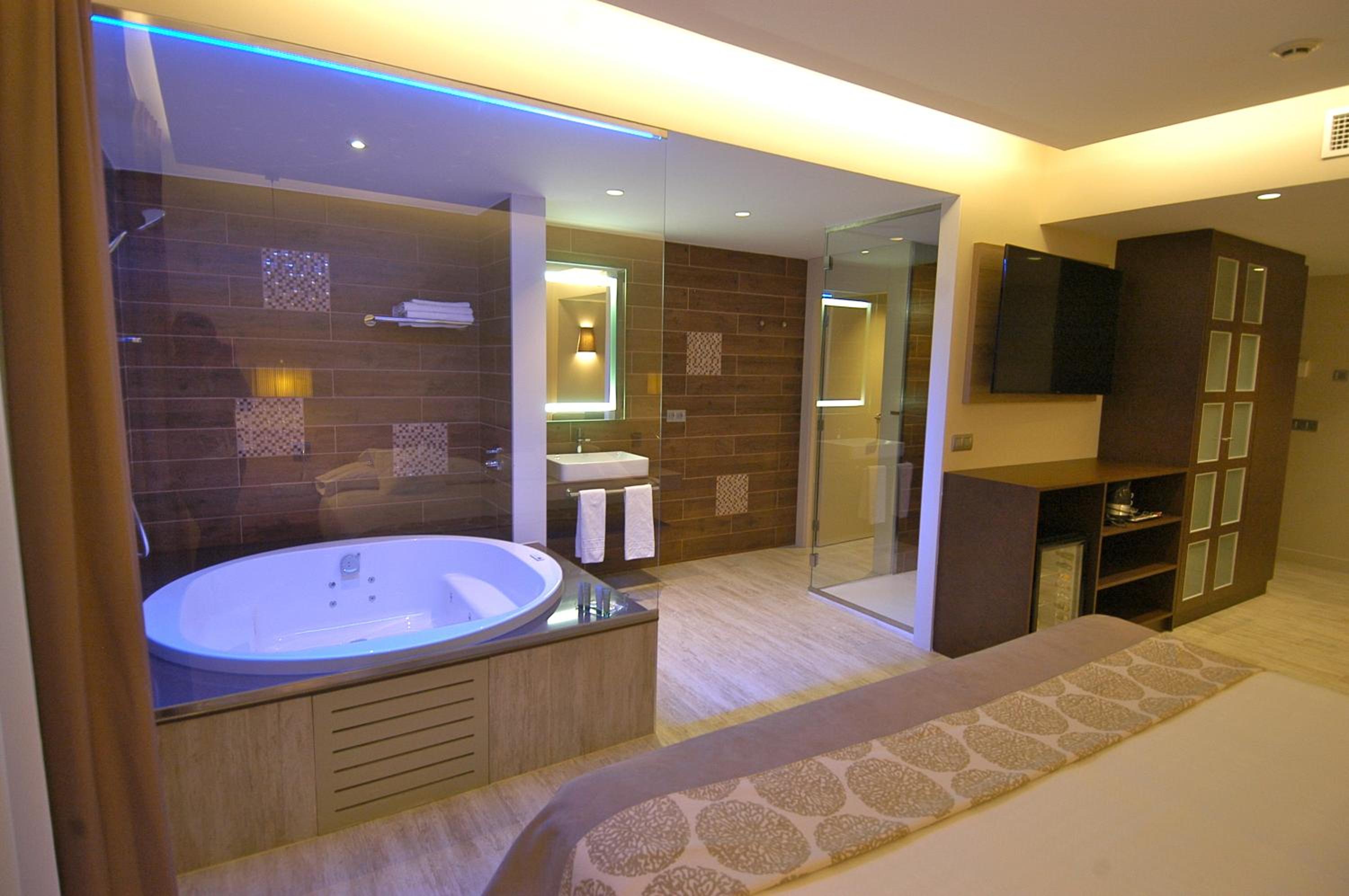 Suite with Hot Tub Cabernet  - Photo 3