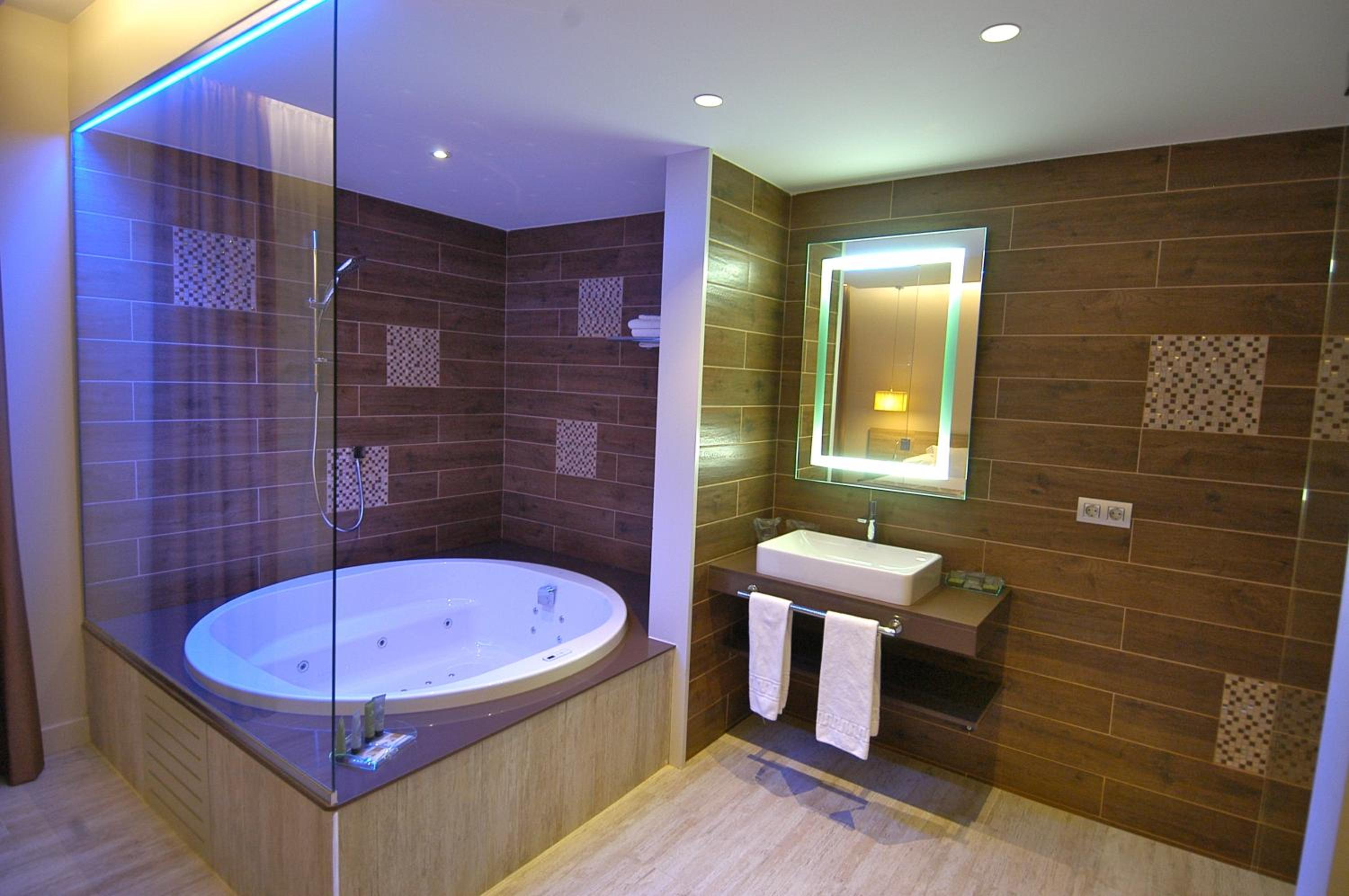 Suite with Hot Tub Cabernet  - Photo 6