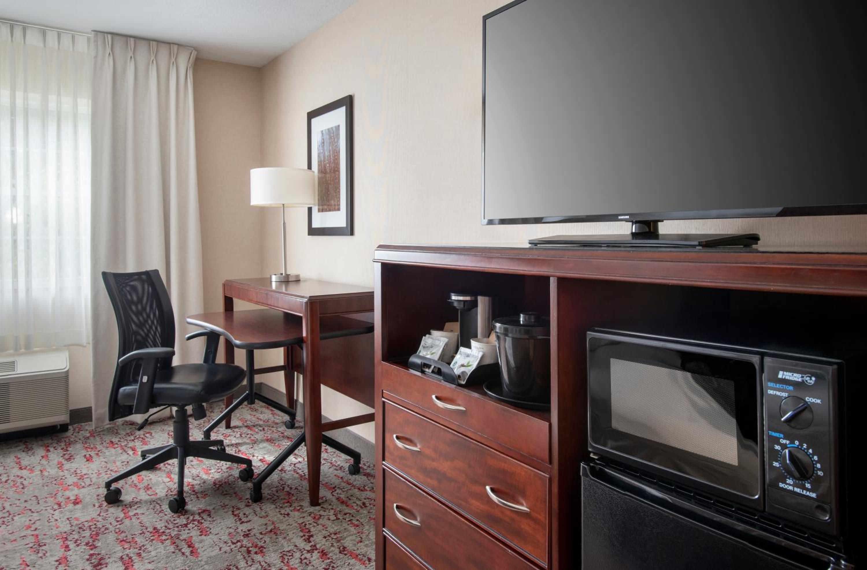 King Studio with Sofa Bed and Adapted Tub - Mobility and Hearing Accessible - Photo 2