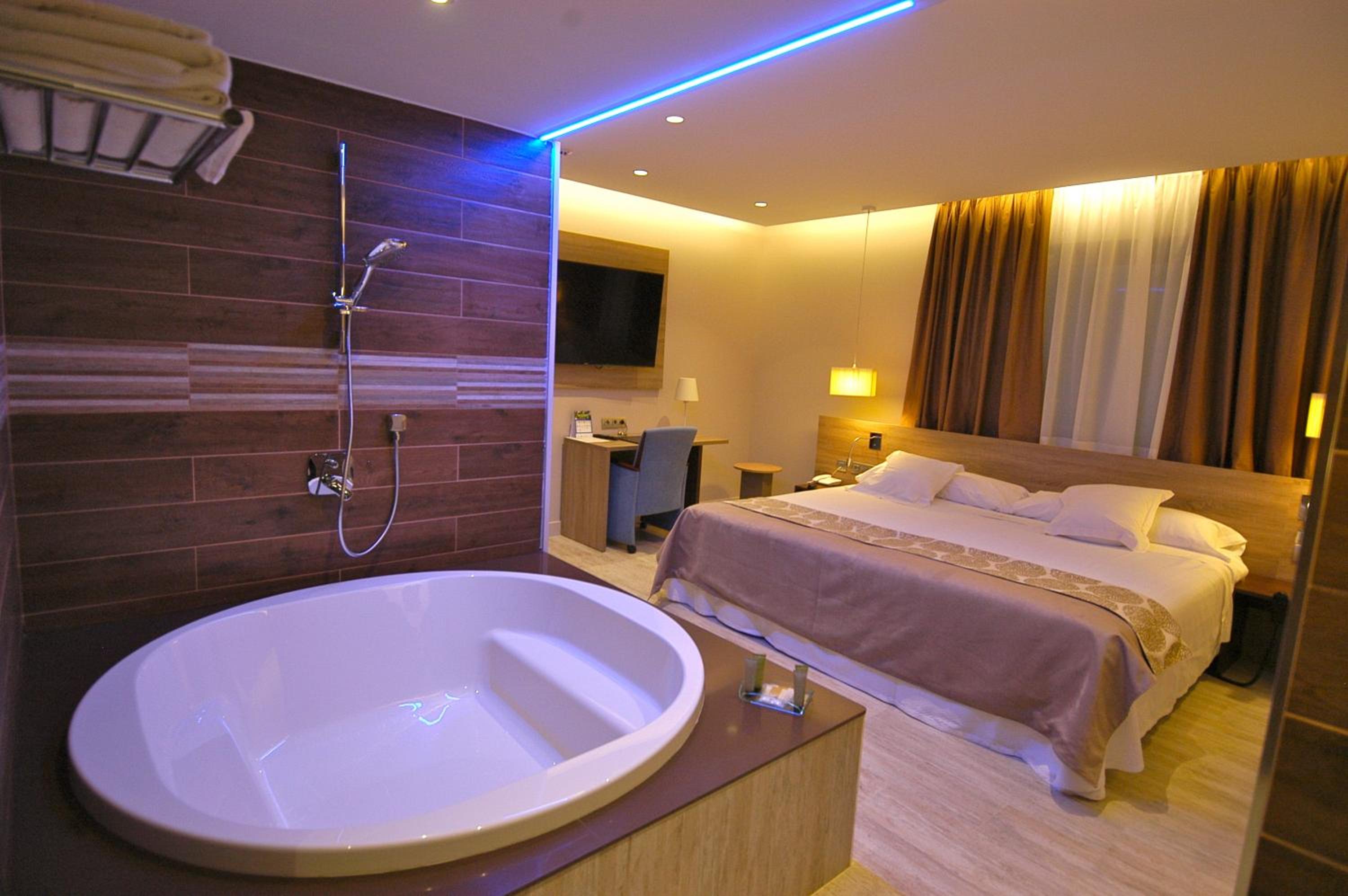 Executive Suite - Photo 3