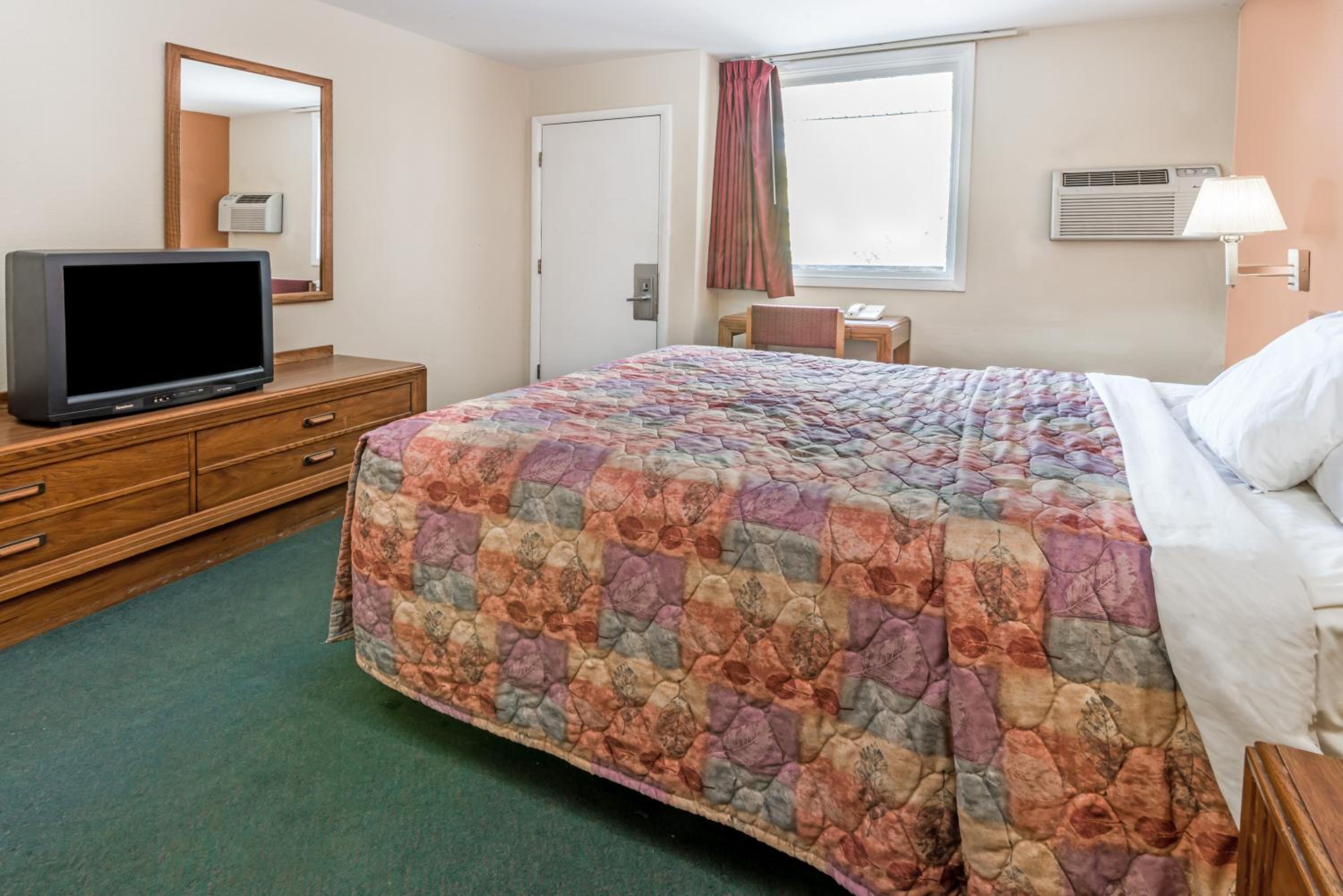 Queen Room - Non-Smoking photo 2