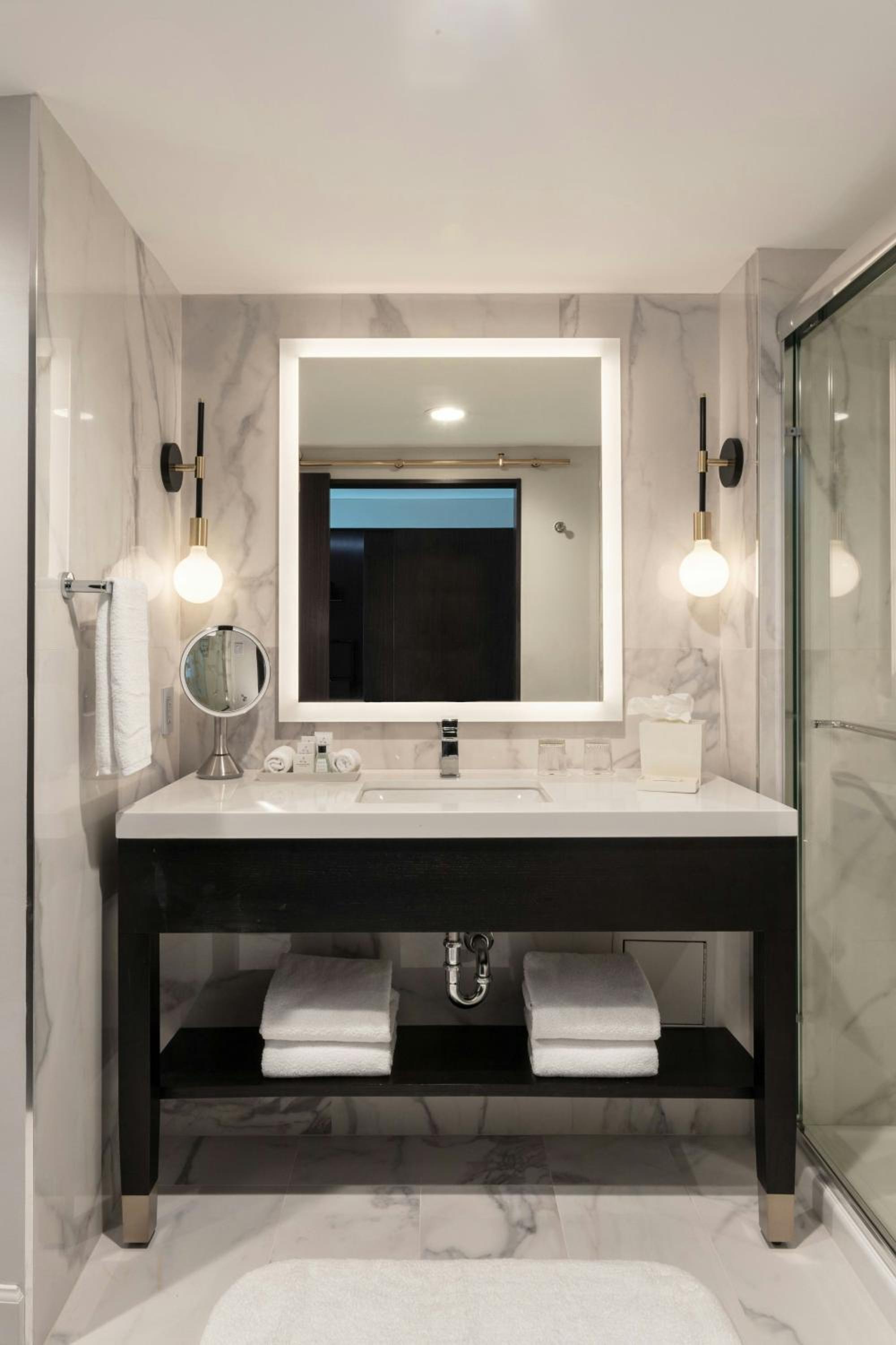Inspired King Room - Mobility Accessible with Tub photo 3