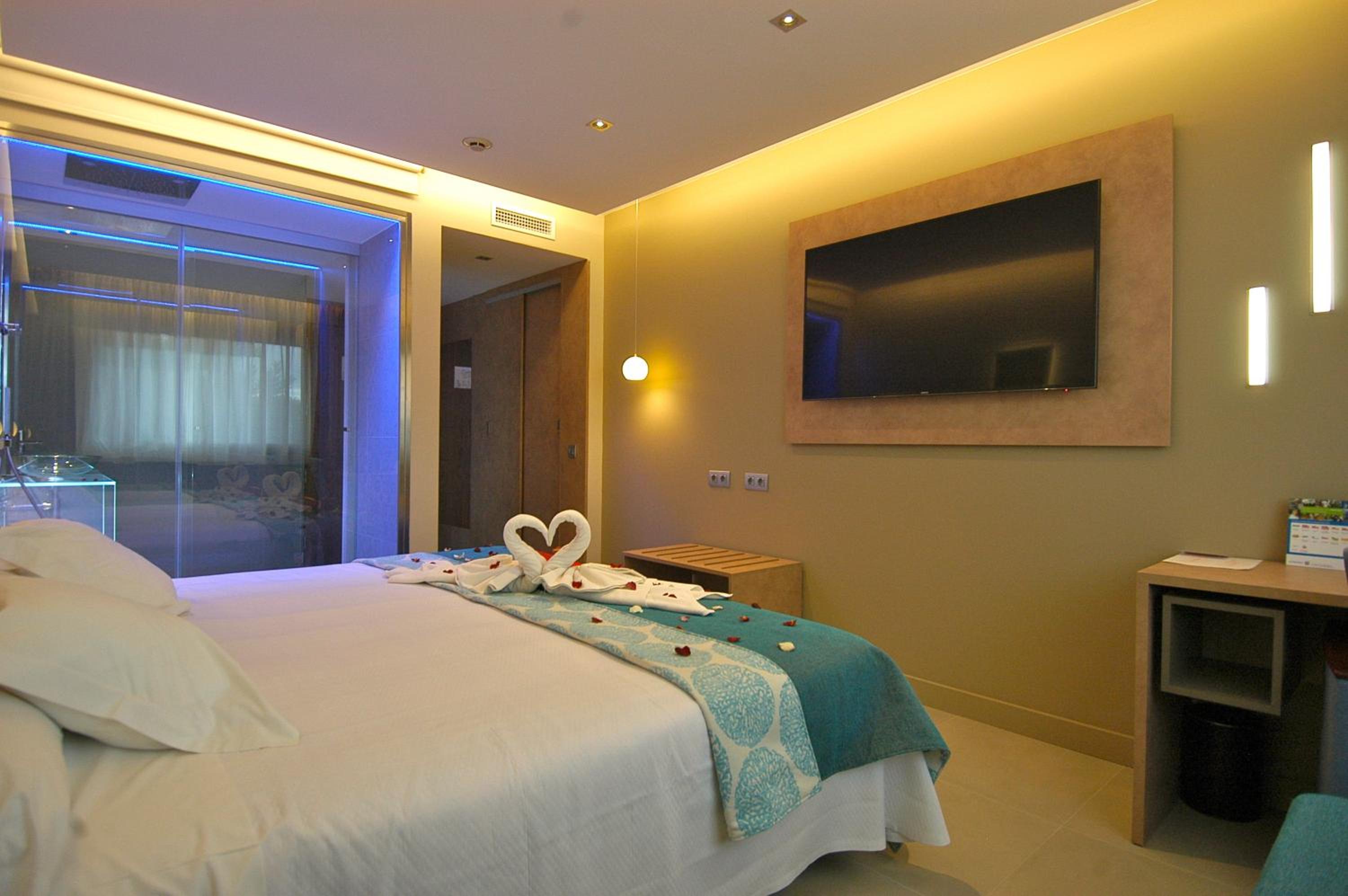 Superior Room with Chromotherapy Shower  photo 2