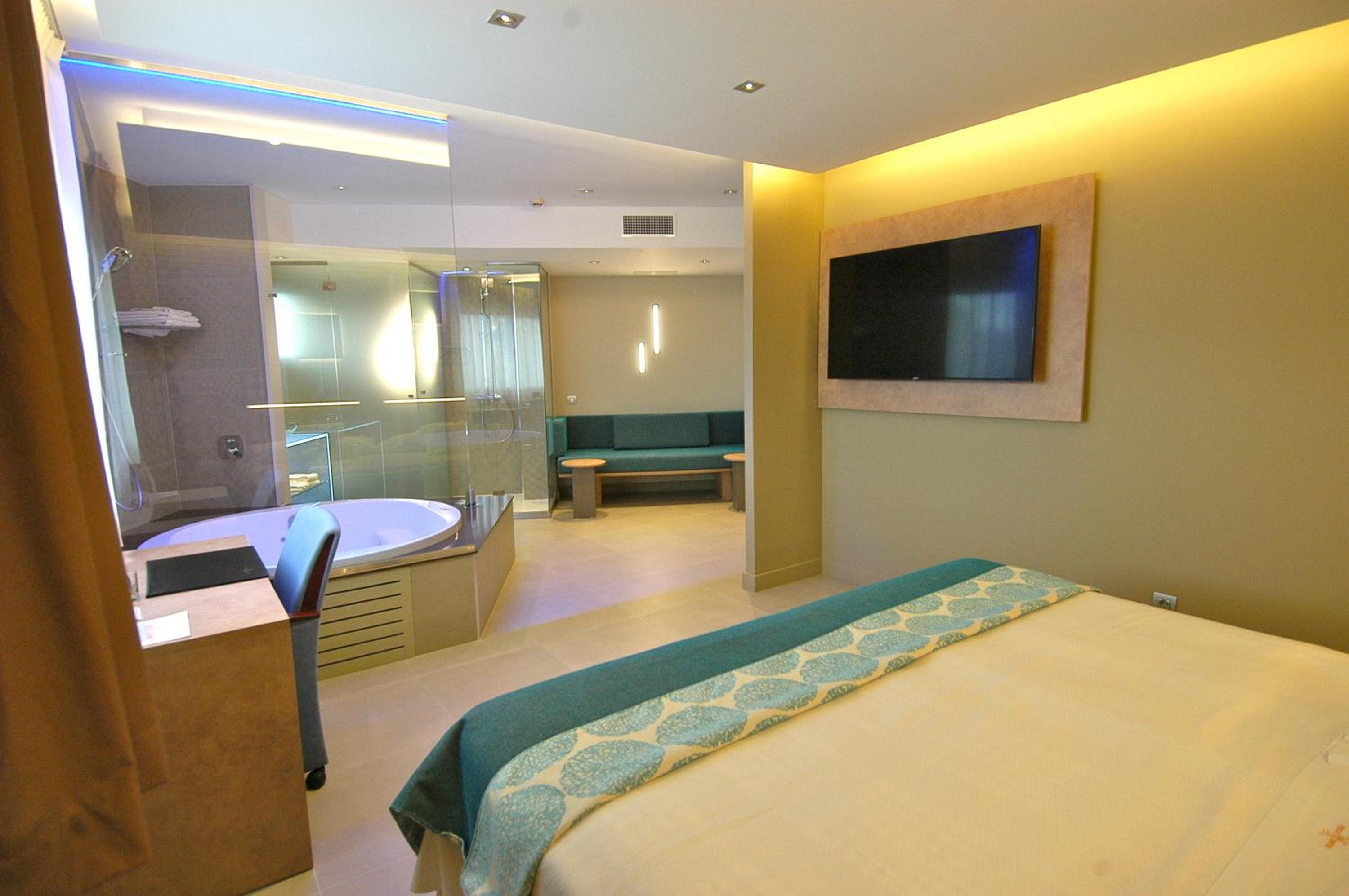 Suite with Hot Tub Chardonnay - Photo 2