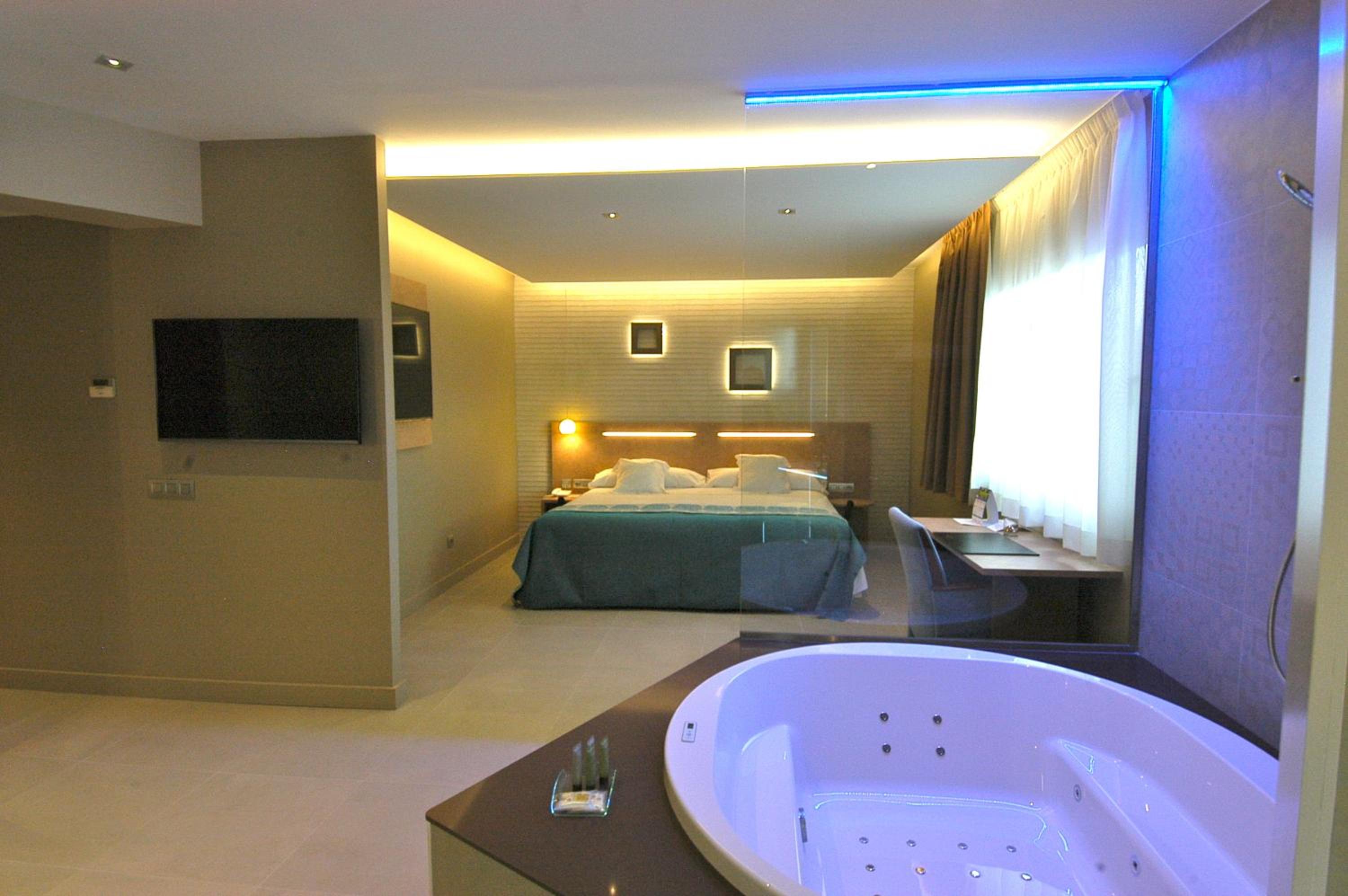 Suite with Hot Tub Chardonnay - Photo 4