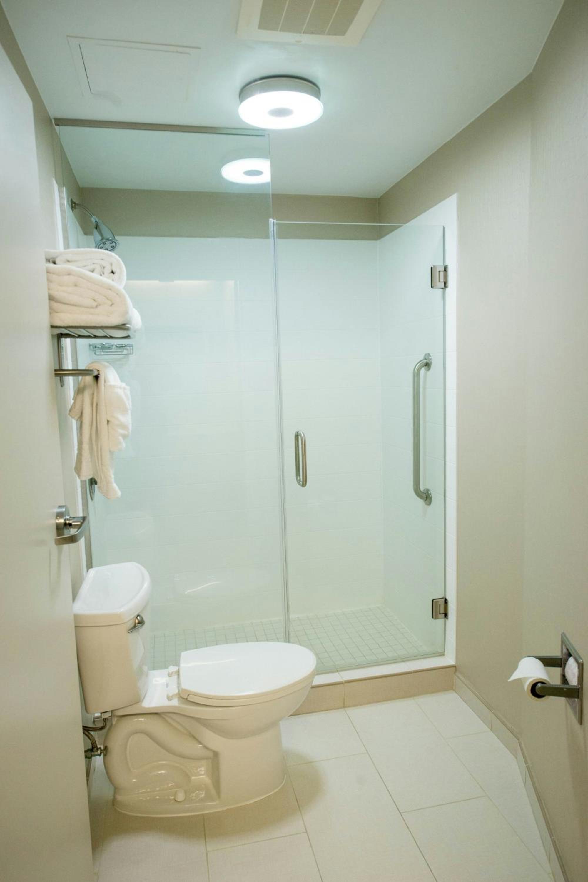King Studio - Hearing Accessible - Photo 7