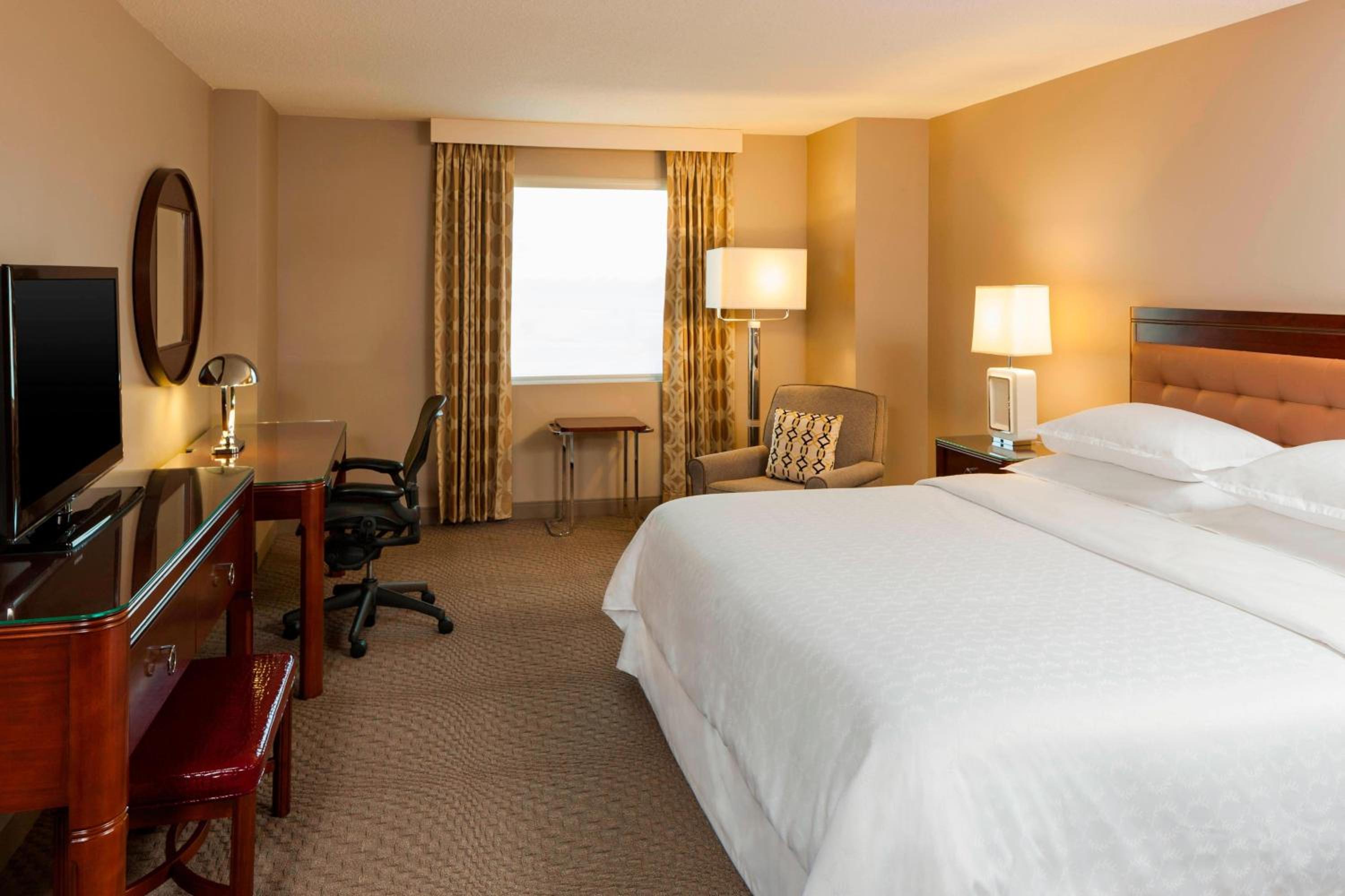 King Room with Adapted Tub - Mobility and Hearing Accessible