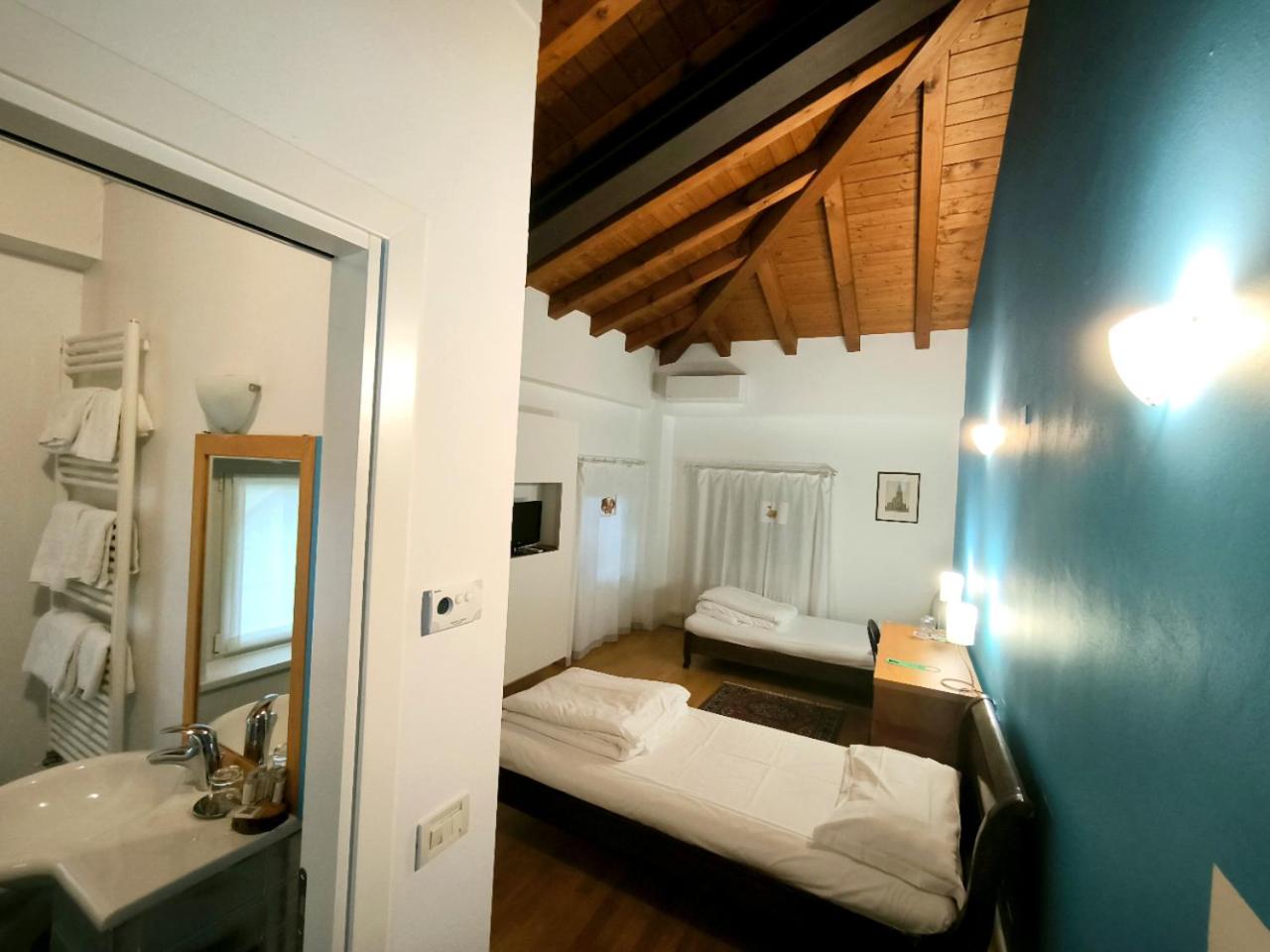 Twin Room with Pool View - Photo 3