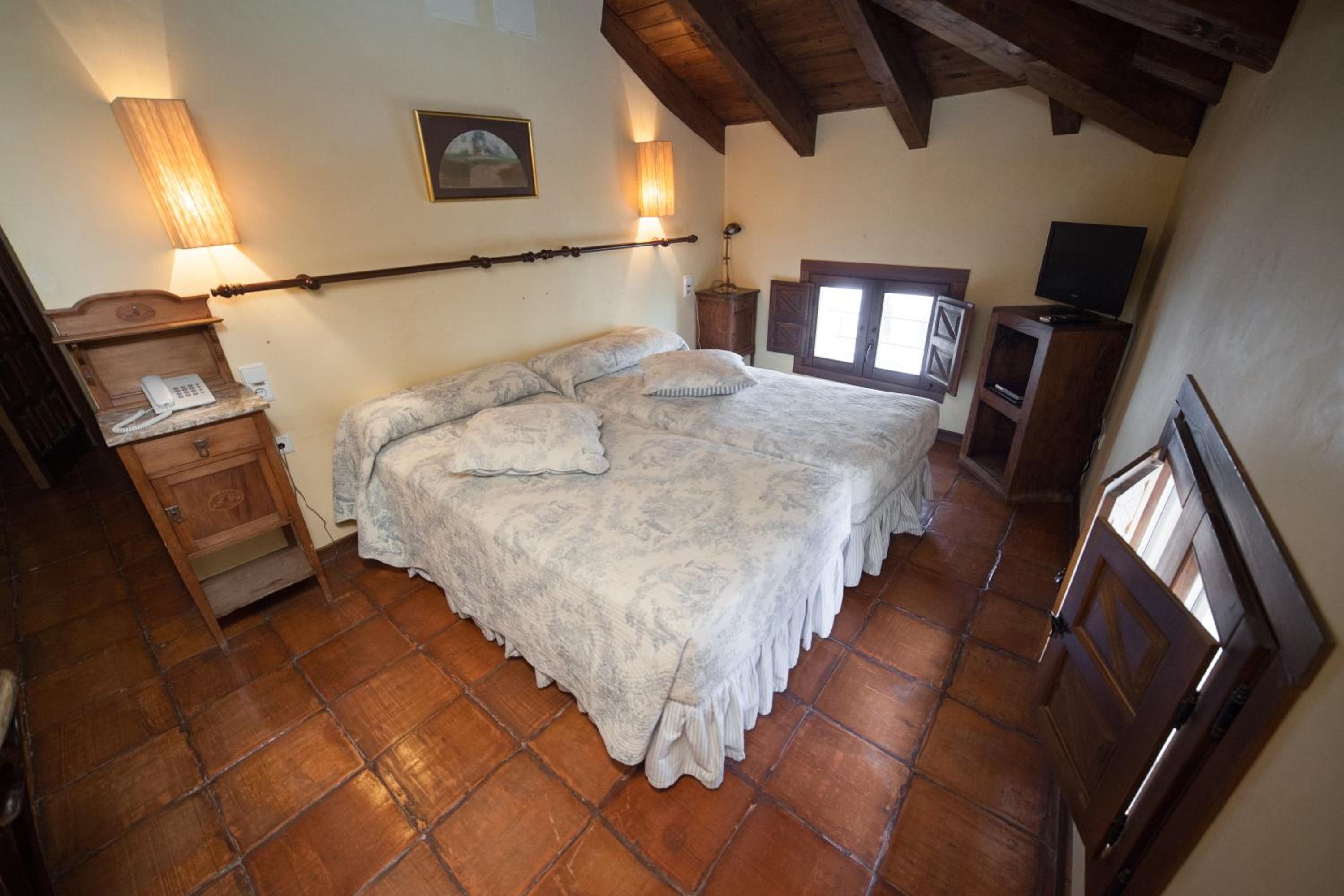 Double or Twin Room - Photo 2