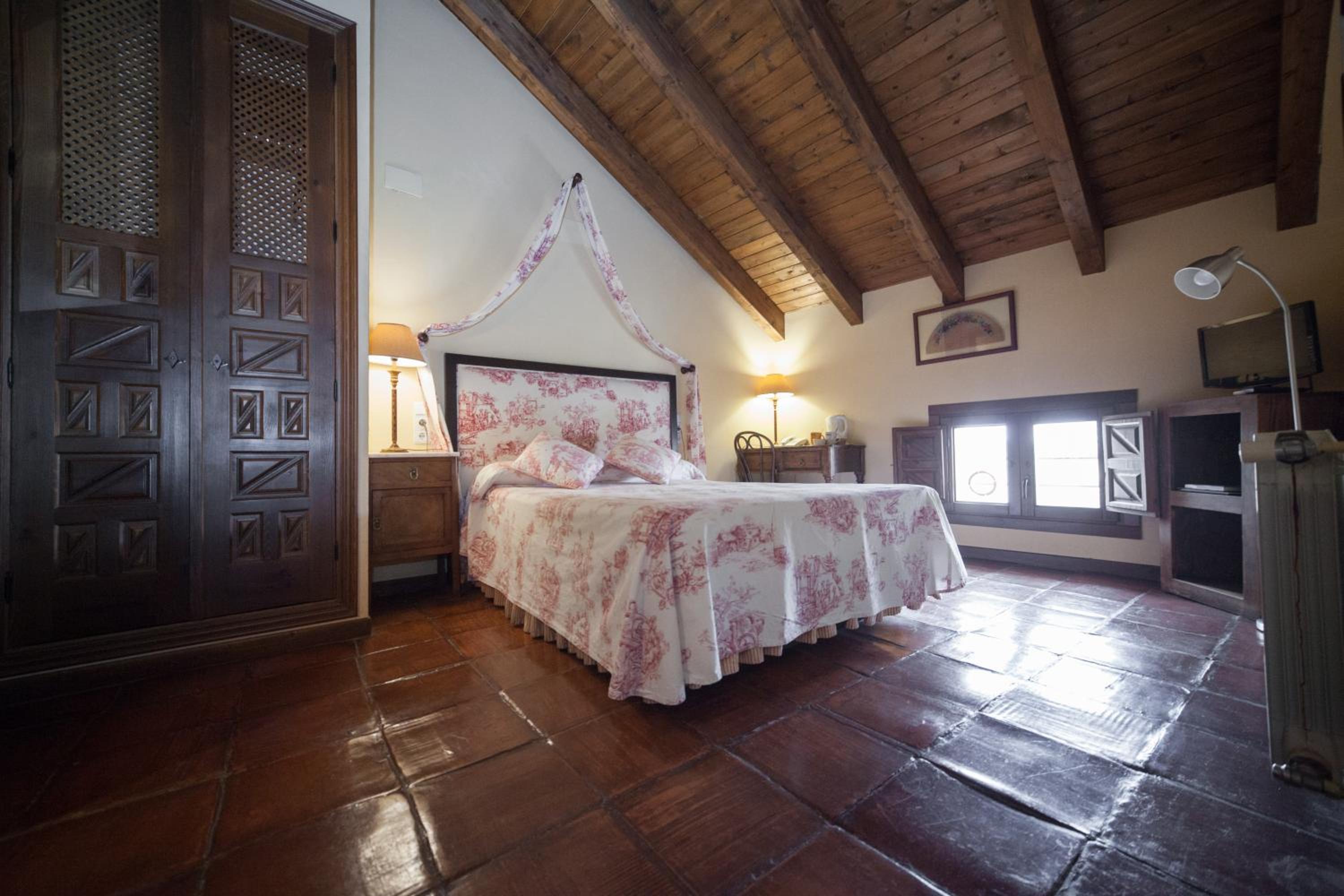 Double or Twin Room - Photo 4