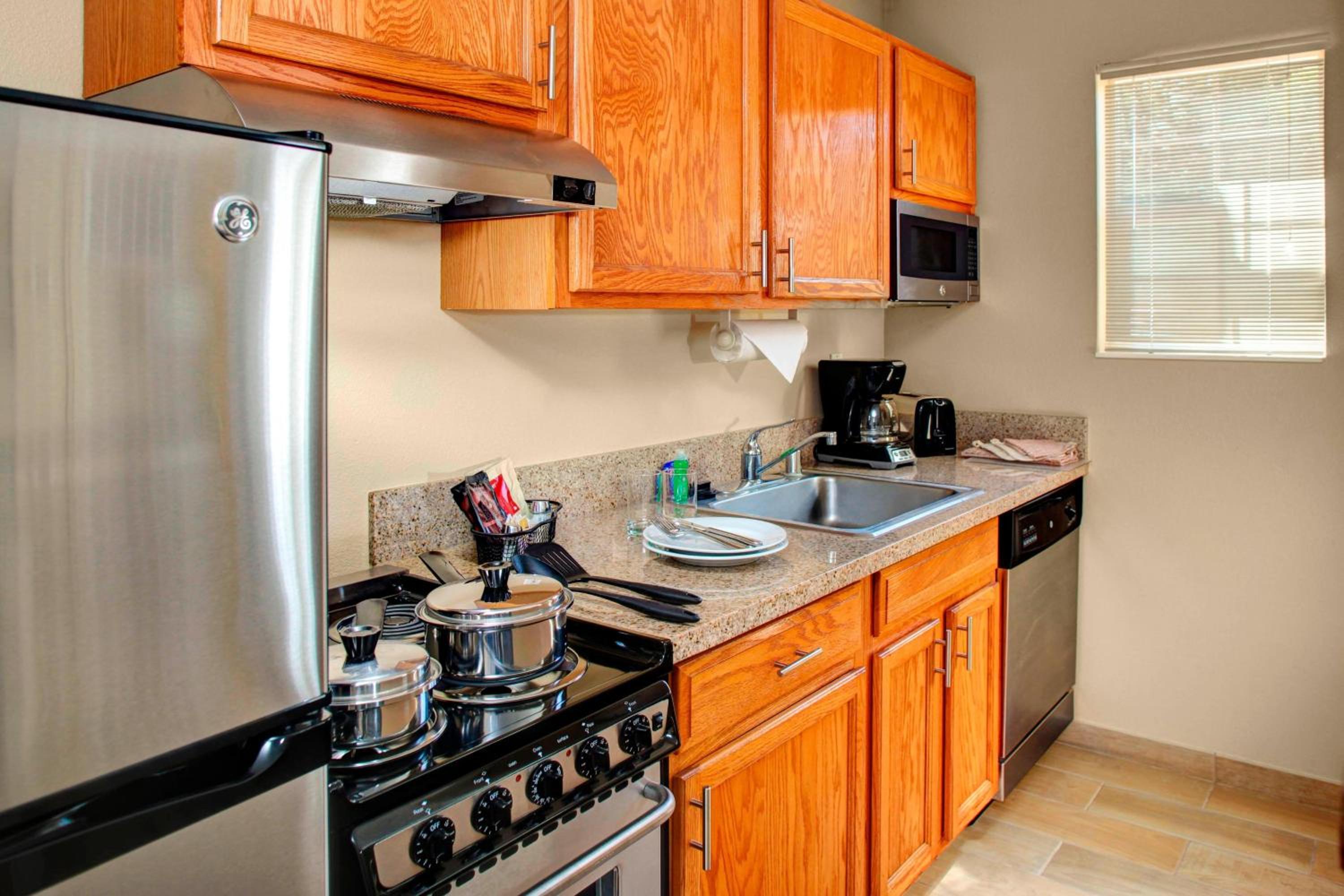Two-Bedroom Corner Suite - Mobility and Hearing Accessible with Tub photo 3