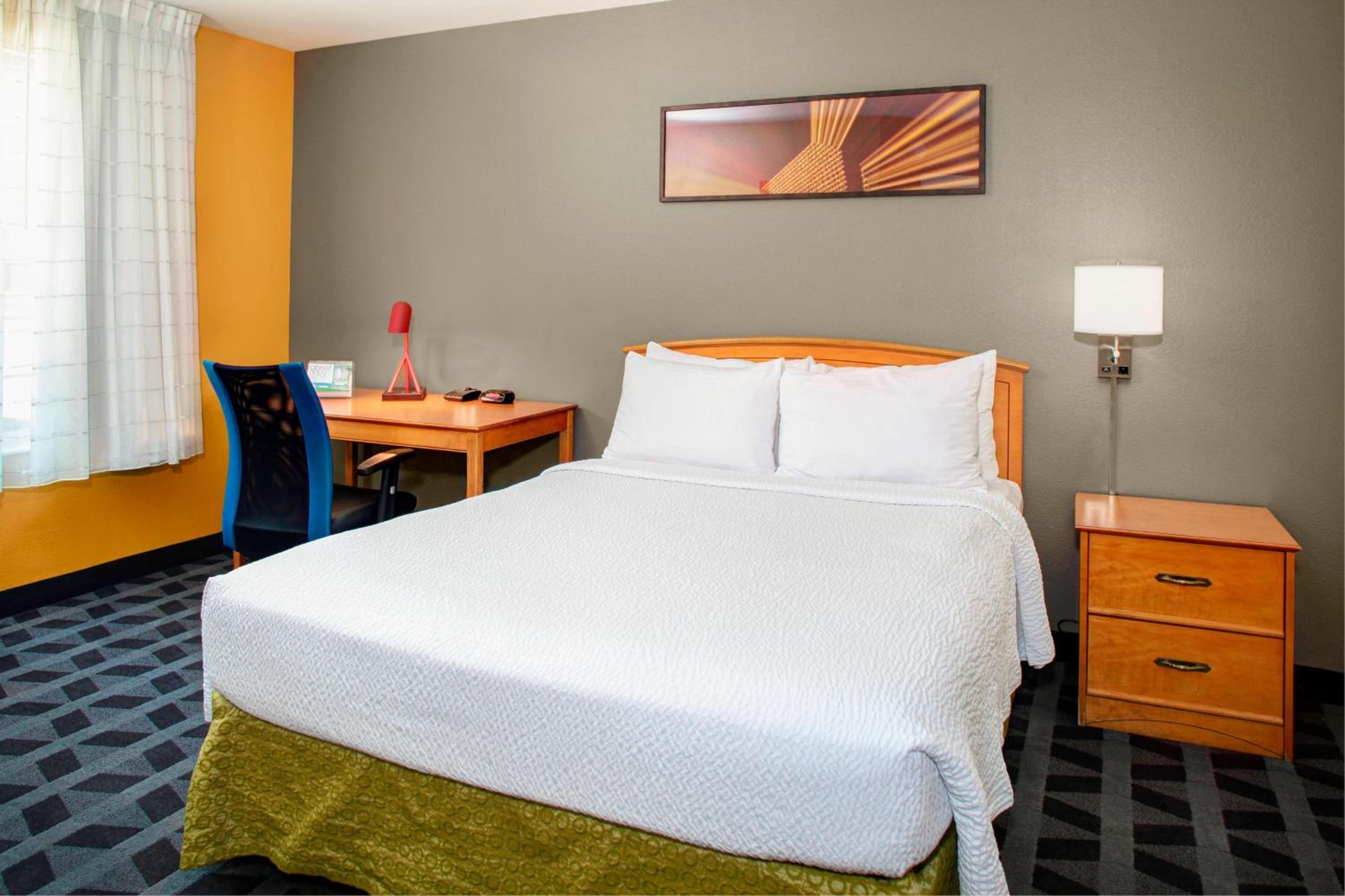 One-Bedroom Queen Suite with Sofa Bed and Roll-in Shower - Mobility and Hearing Accessible photo 2