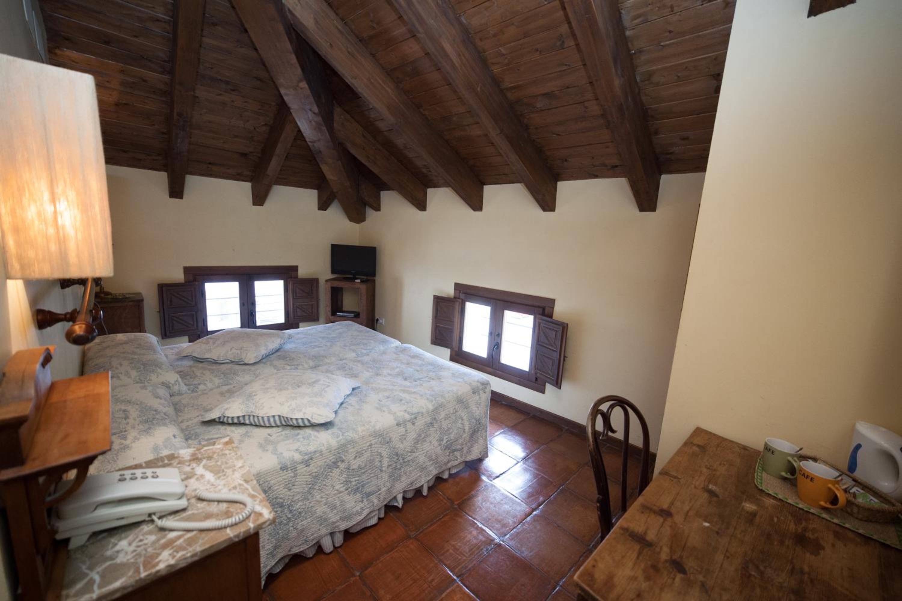 Double or Twin Room - Photo 9
