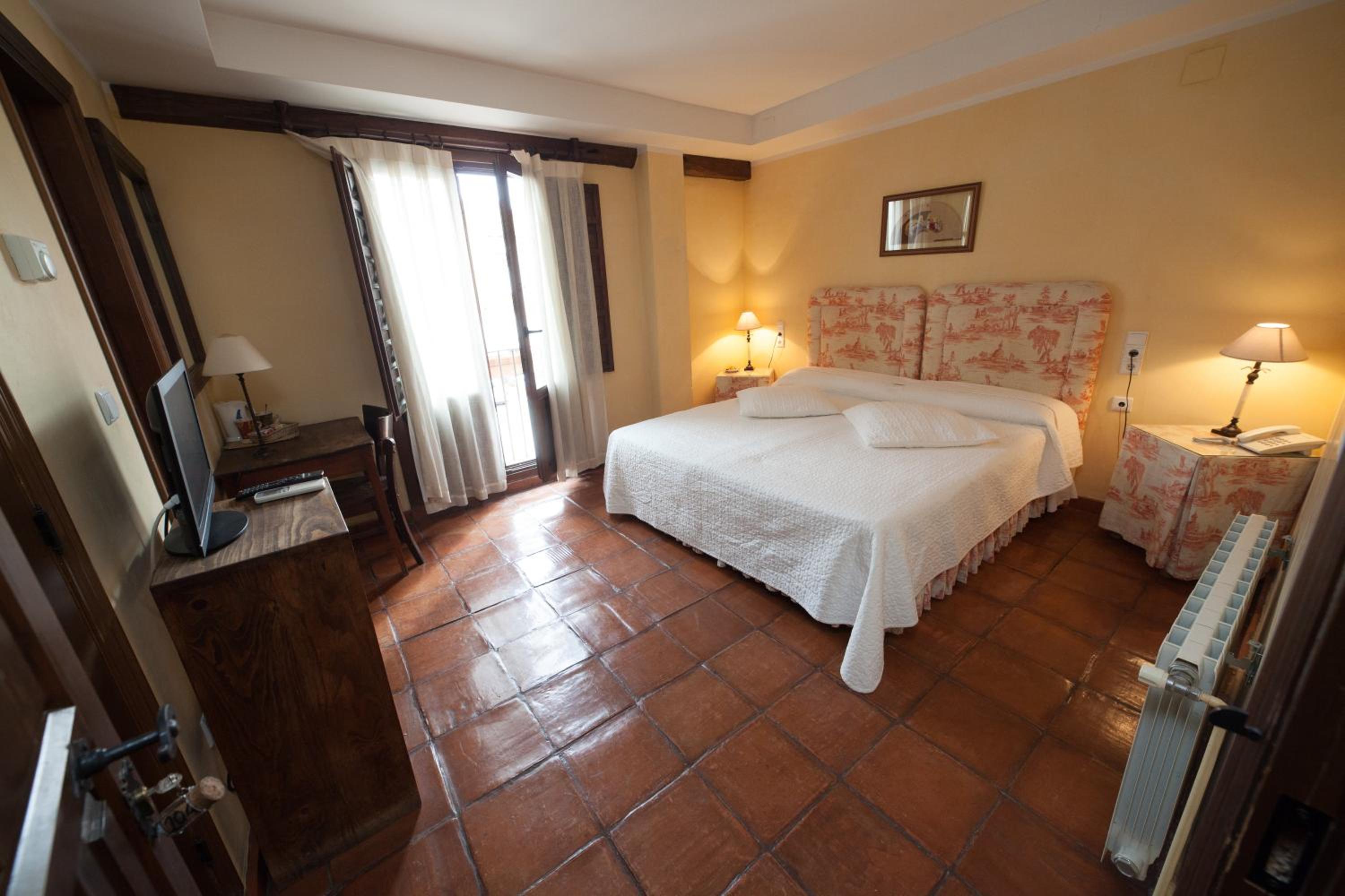 Double or Twin Room - Photo 12