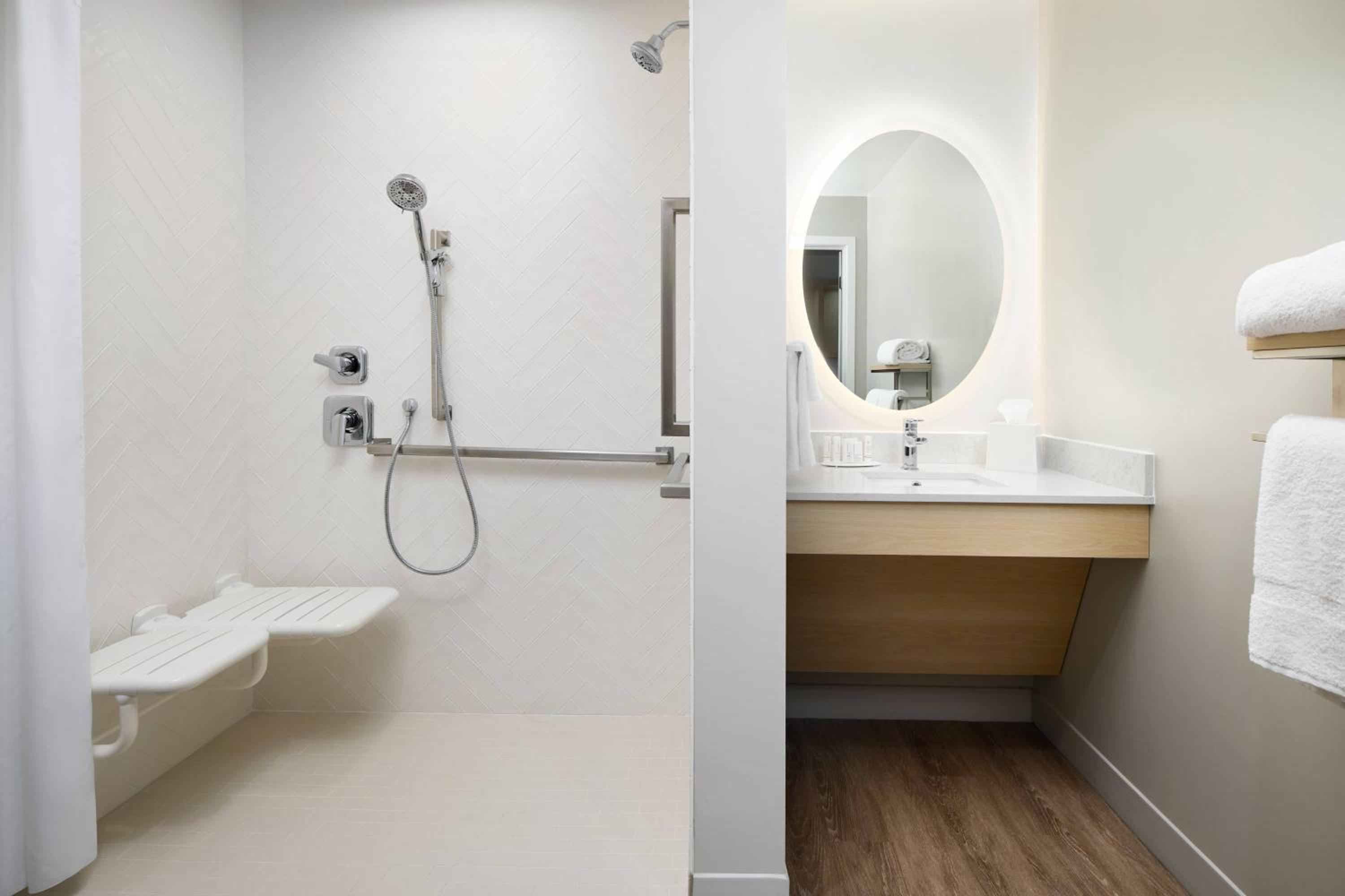 One-Bedroom Queen Suite with Sofa Bed and Roll-in Shower – Mobility Accessible