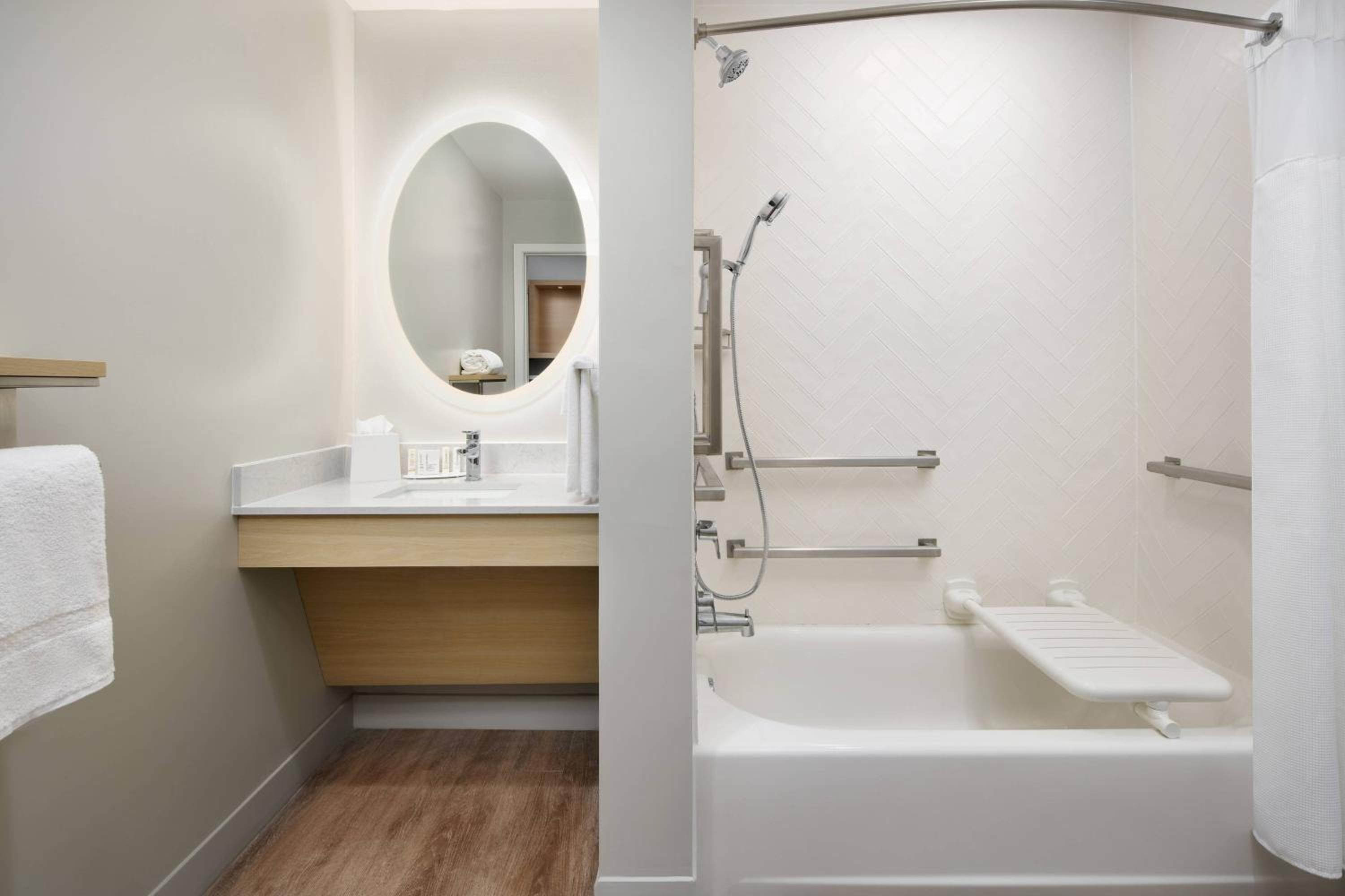 Studio King Room with Sofa Bed and Adapted Tub – Mobility and Hearing Accessible