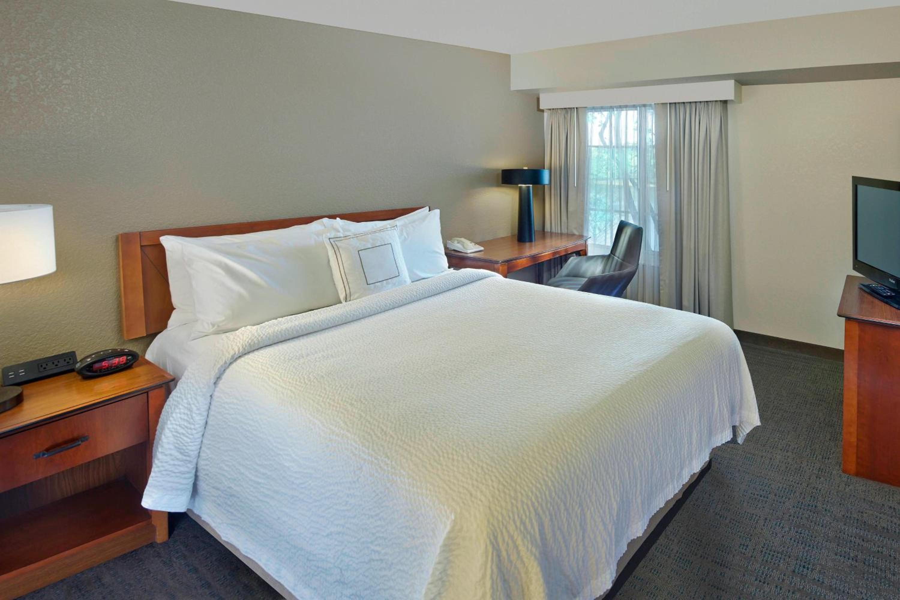 Two-Bedroom Suite - Hearing Accessible photo 3