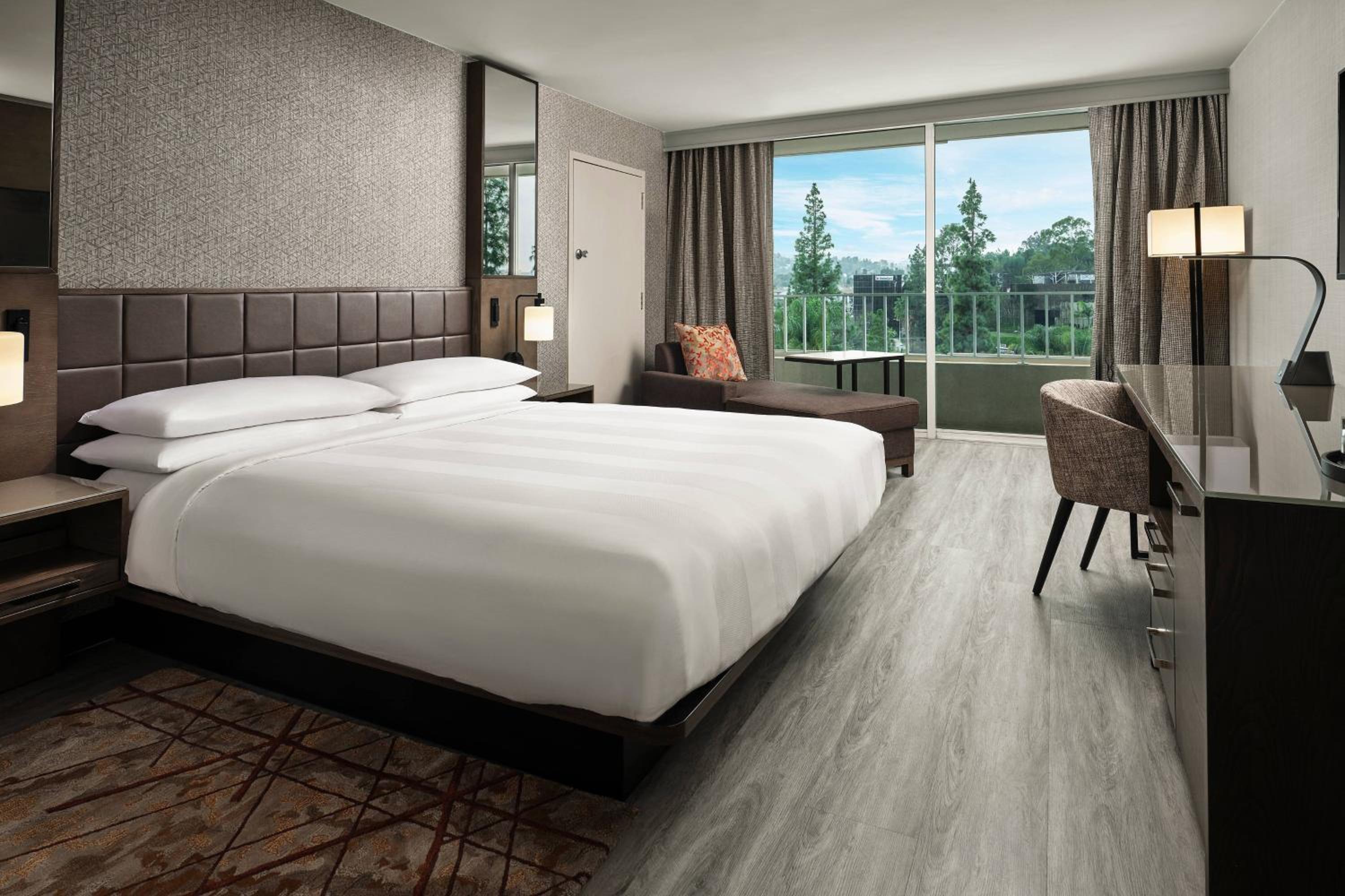Ideal King Room with Balcony - Mobility/Hearing Accessible with Roll-In Shower photo 1