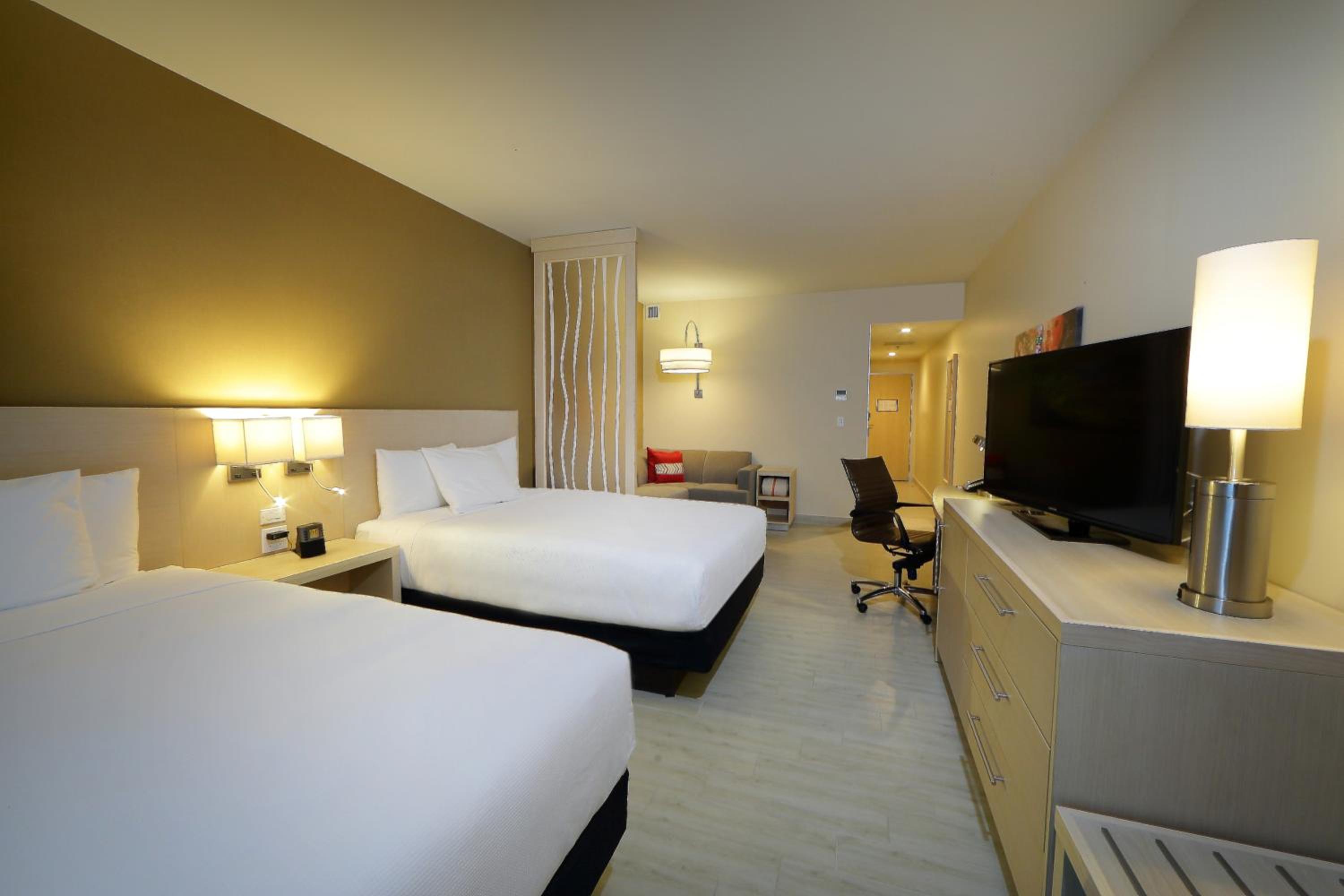 Queen Room with Two Queen Beds and Lake View
