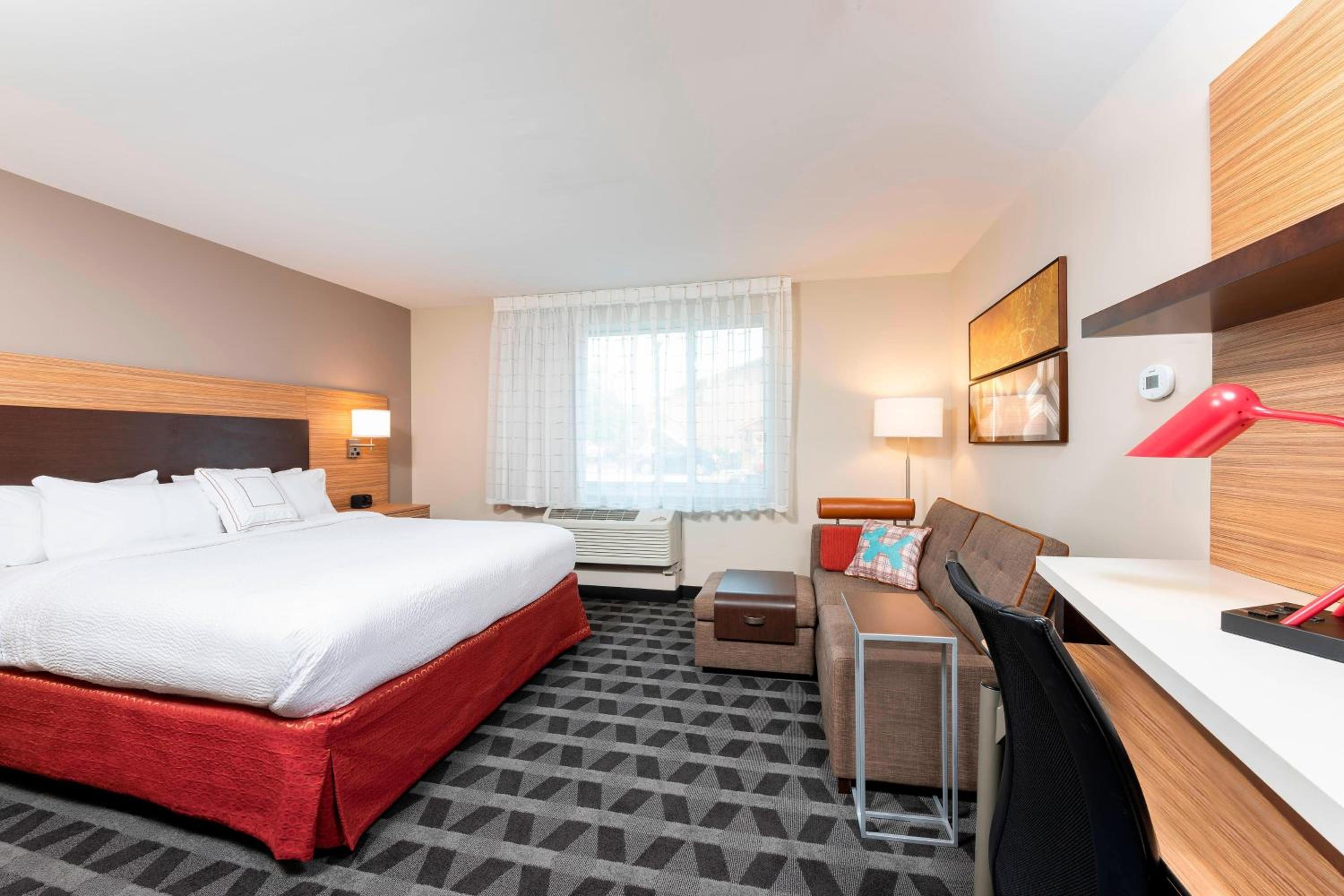 Queen Room with Adapted Tub - Mobility Accessible photo 2