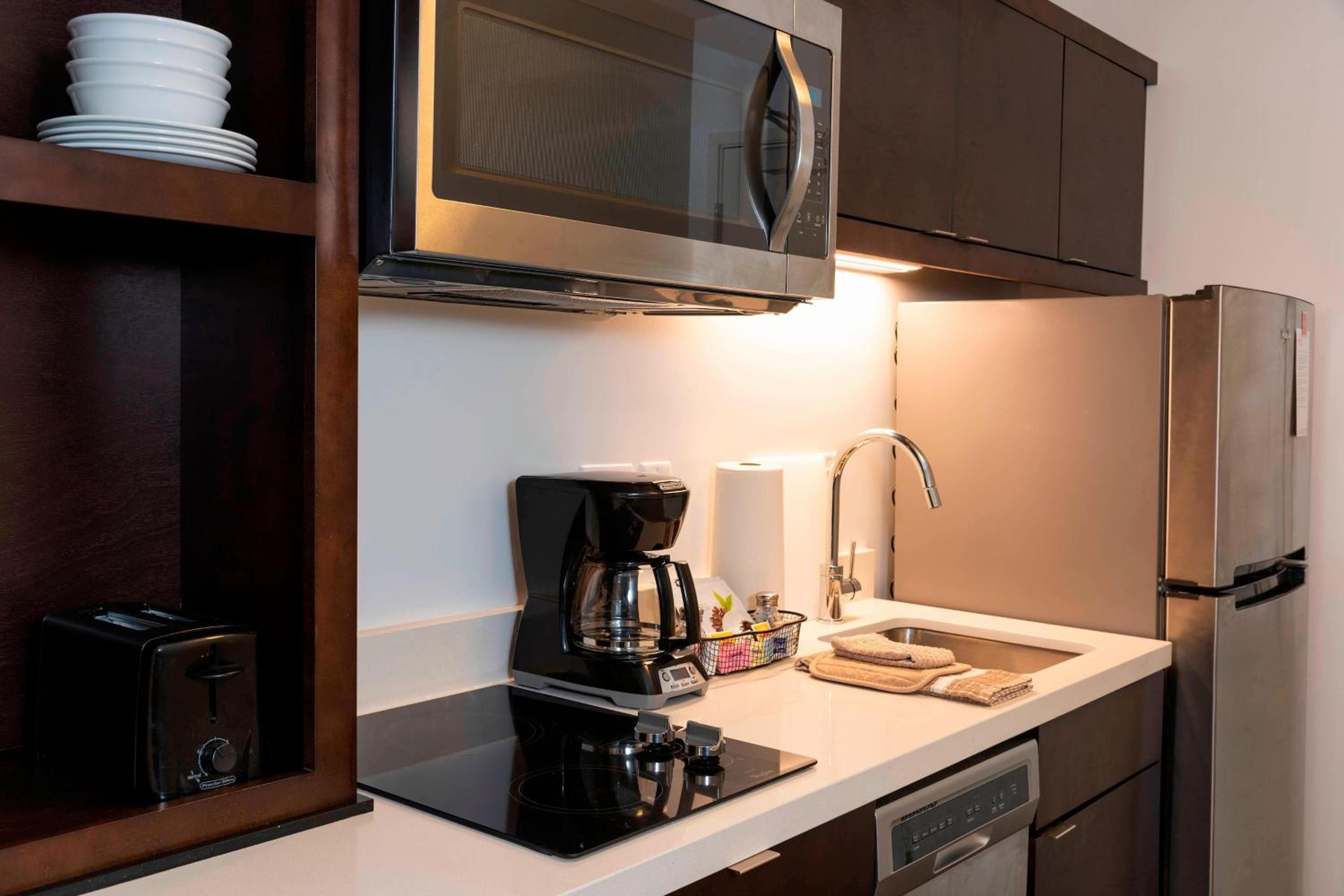 Queen Room with Adapted Tub - Mobility Accessible