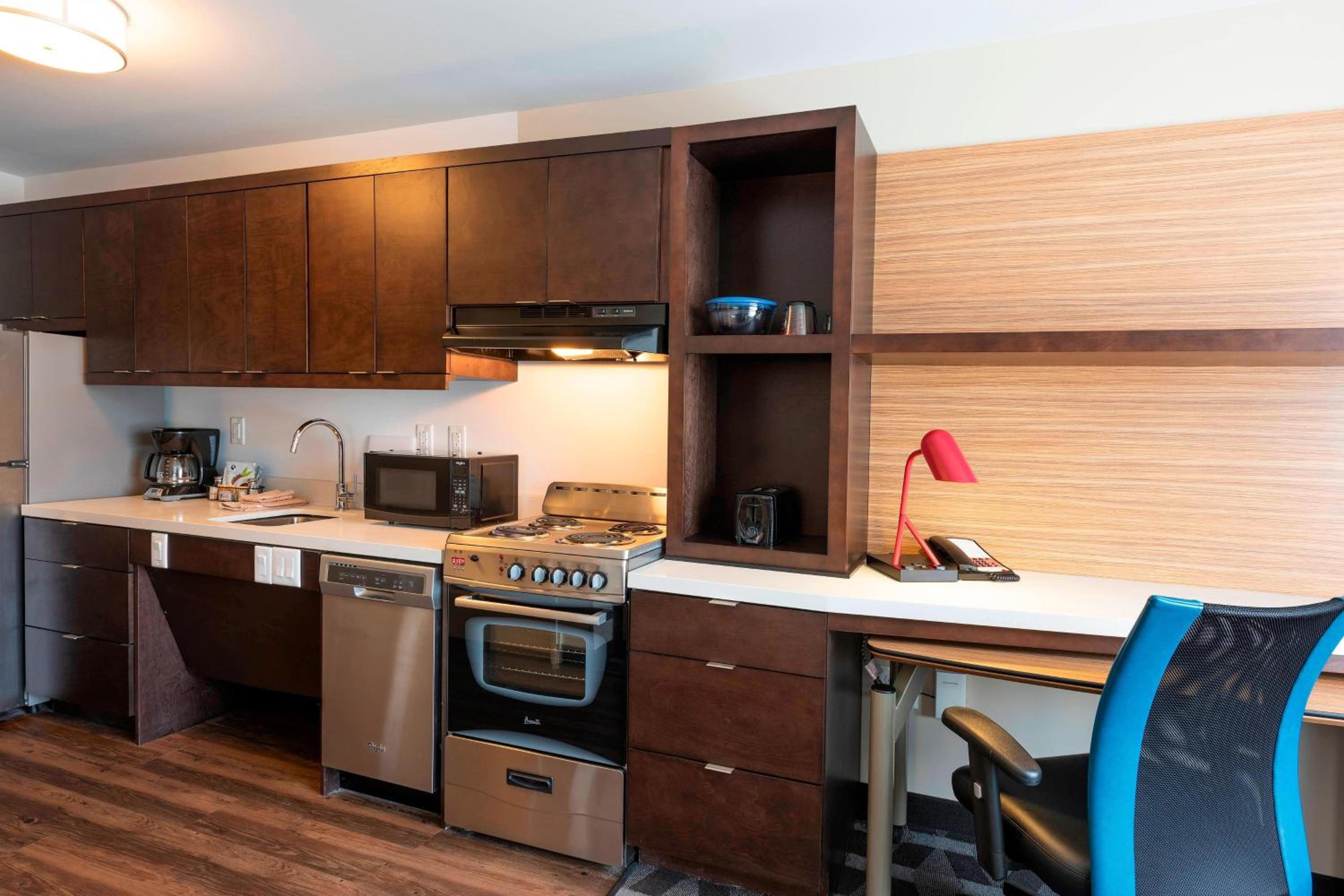 Queen Room with Two Queen Beds with Roll-In Shower and City View - Mobility Accessible