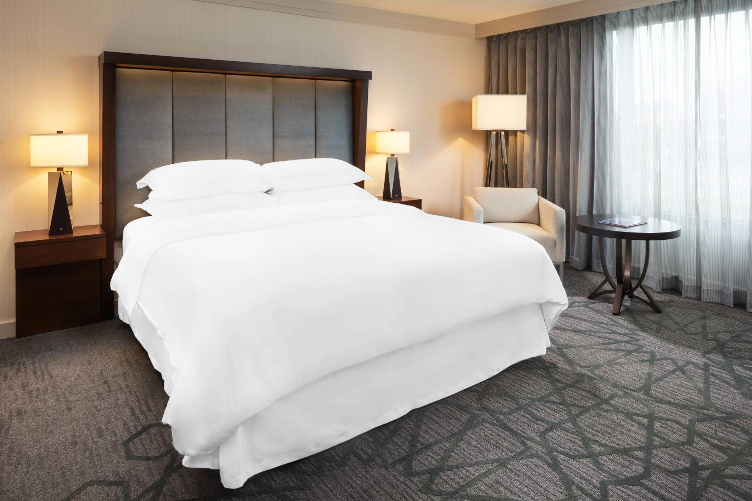 Larger King Room with Club Lounge Access photo 2