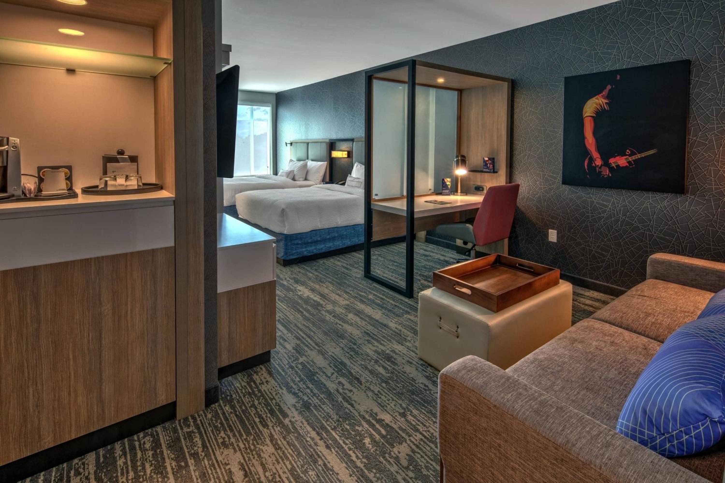 Queen Suite with Roll-In Shower - Mobility/Hearing Accessible - Photo 5