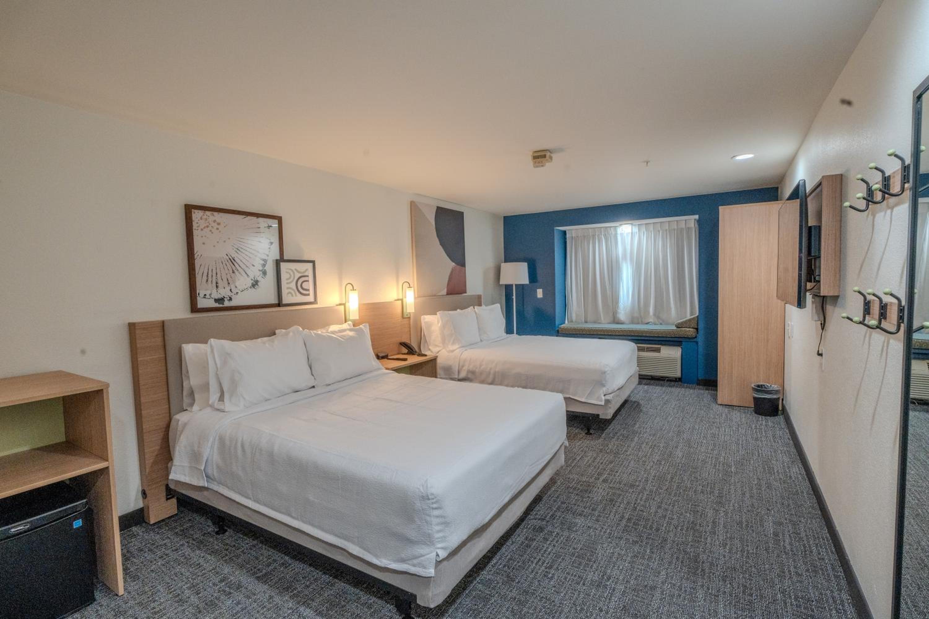 Queen Room with Two Queen Beds - Photo 4