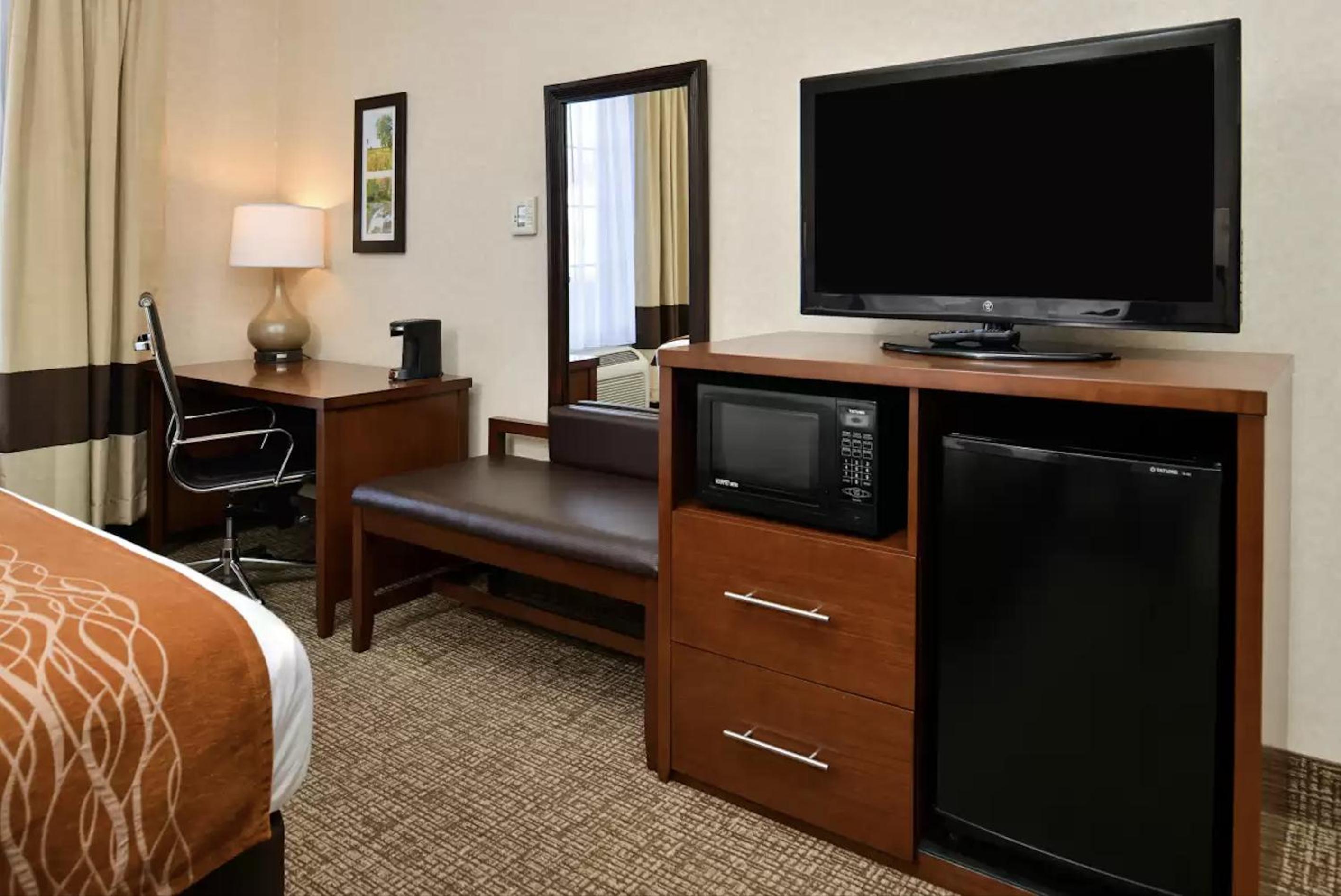 Quadruple Room with Two Queen Beds - Non Smoking/Pet Friendly photo 1
