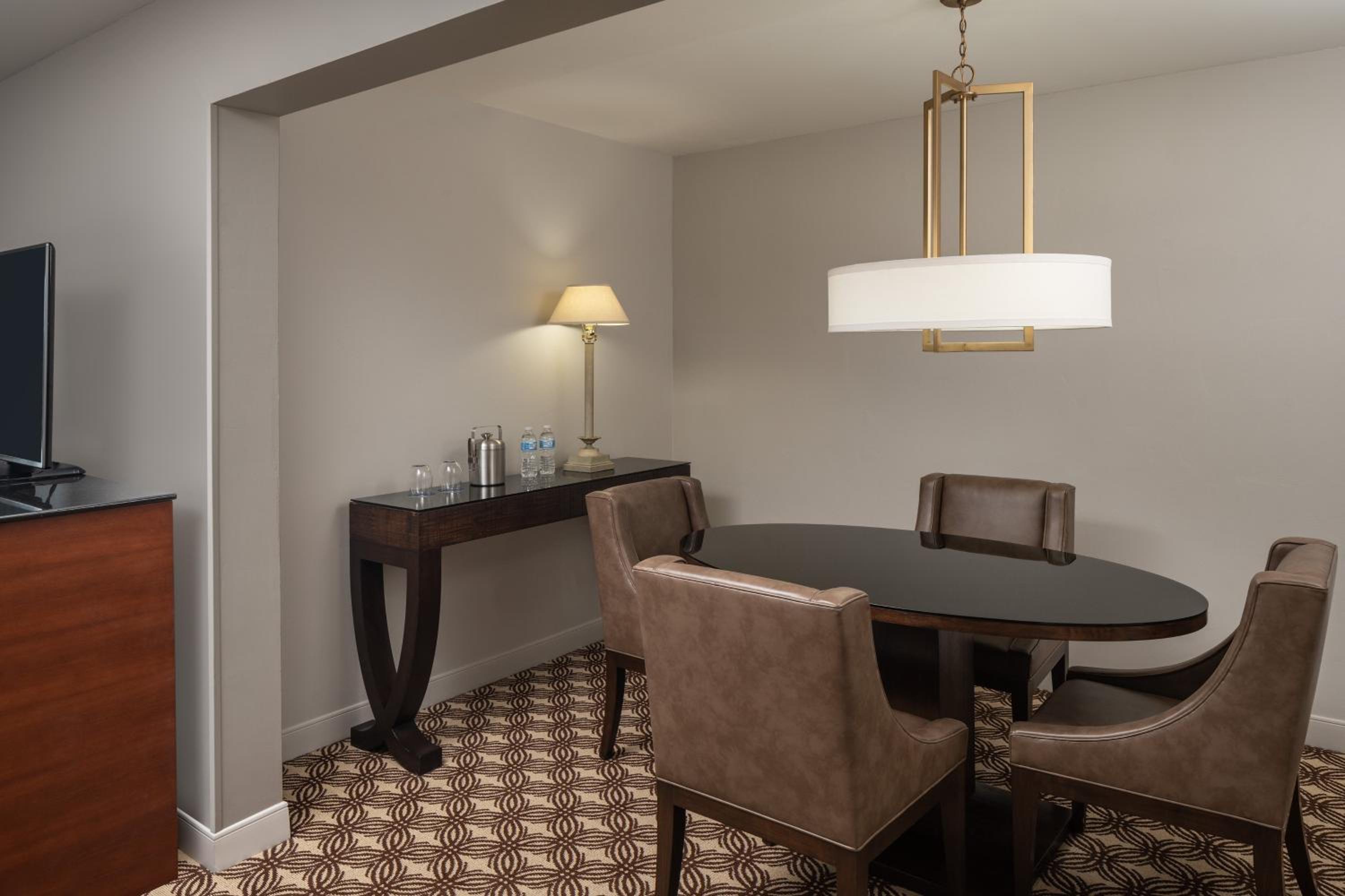 Junior Suite, 1 King, Corner room, Balcony photo 2