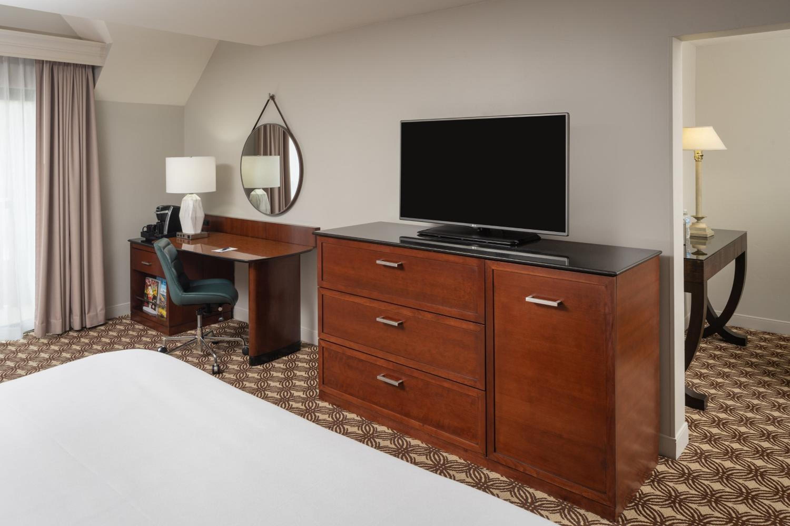 Junior Suite, 1 King, Corner room, Balcony