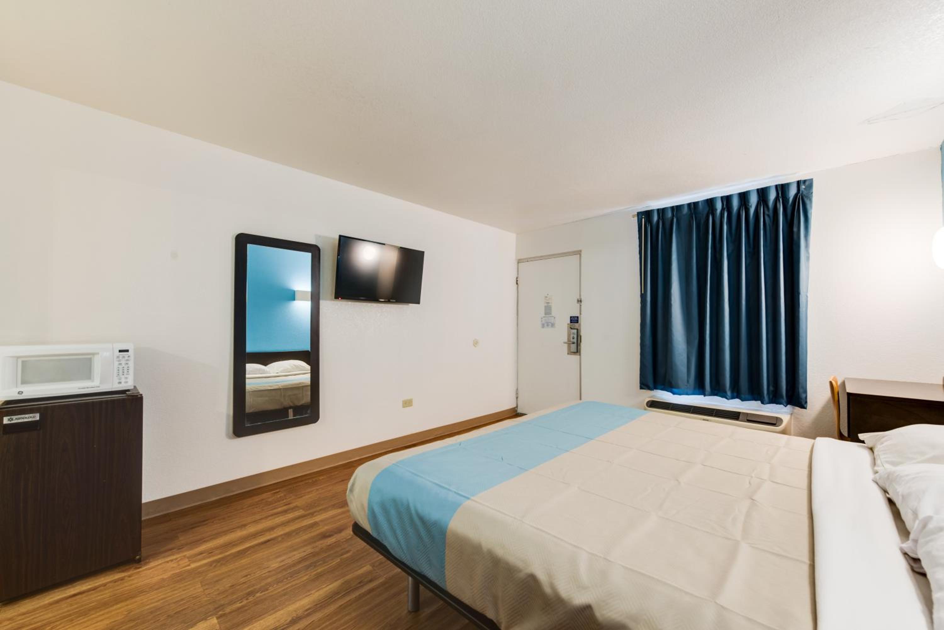 King Room - Non-Smoking - Photo 1